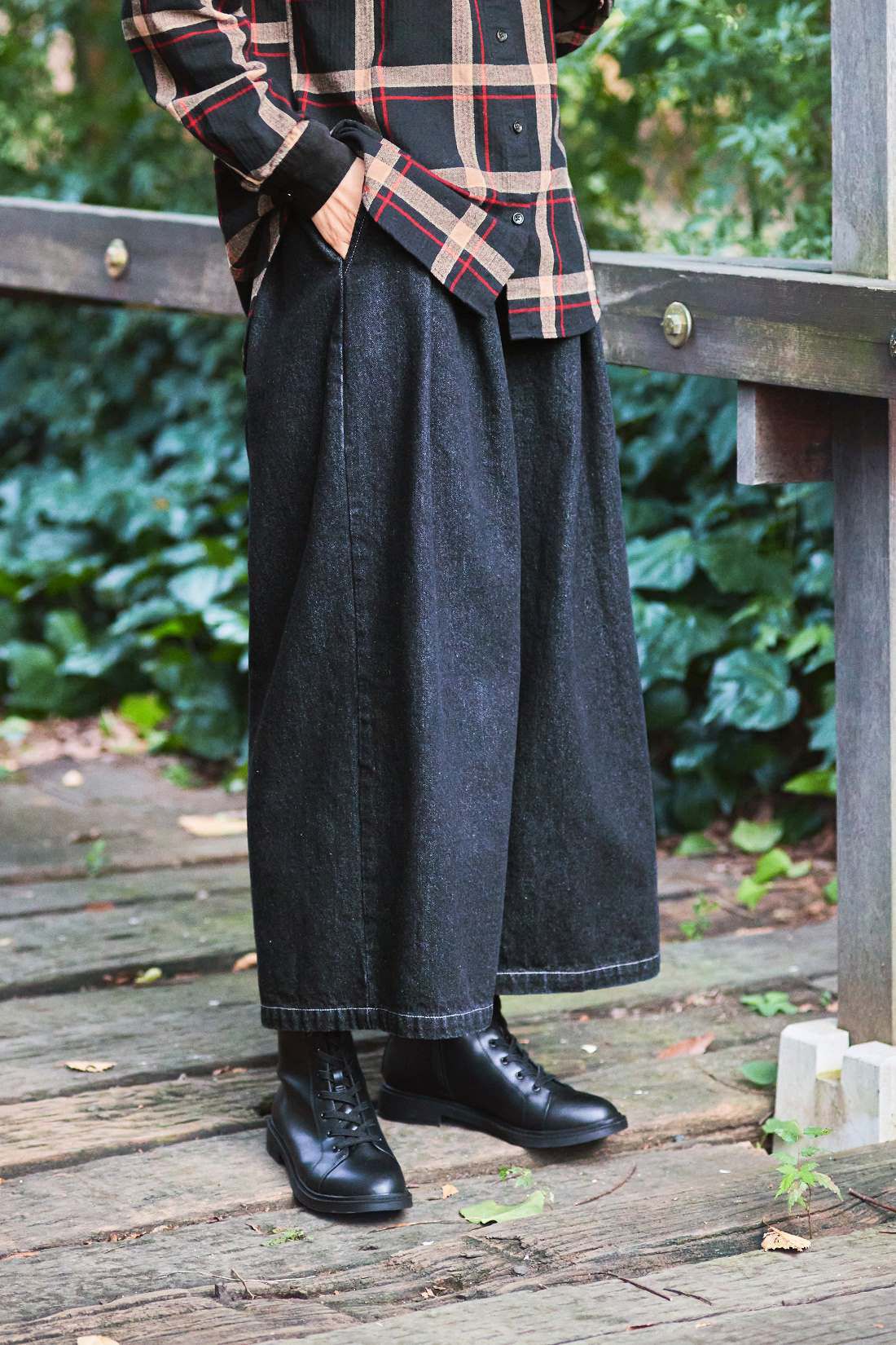 and myera|and myera ブラックデニムのキュロットパンツ