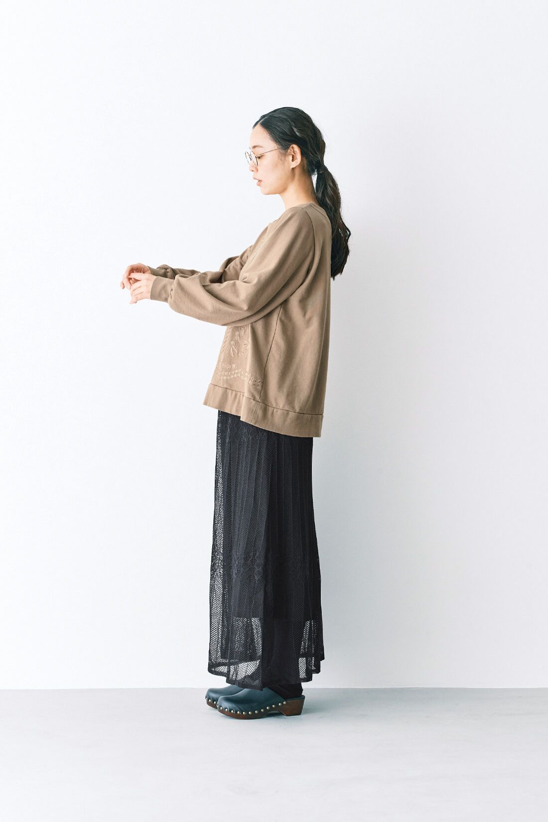 and myera［アンドマイラ］|ａｎｄ　ｍｙｅｒａ　刺しゅうで着飾ったトレーナー〈ベージュ〉