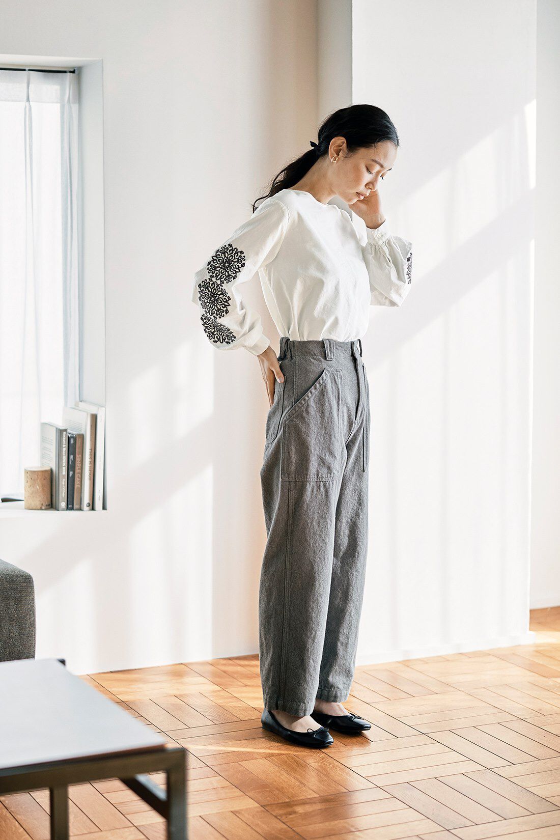 and myera［アンドマイラ］|and myera ゴシック紋様刺しゅうトップス〈白〉