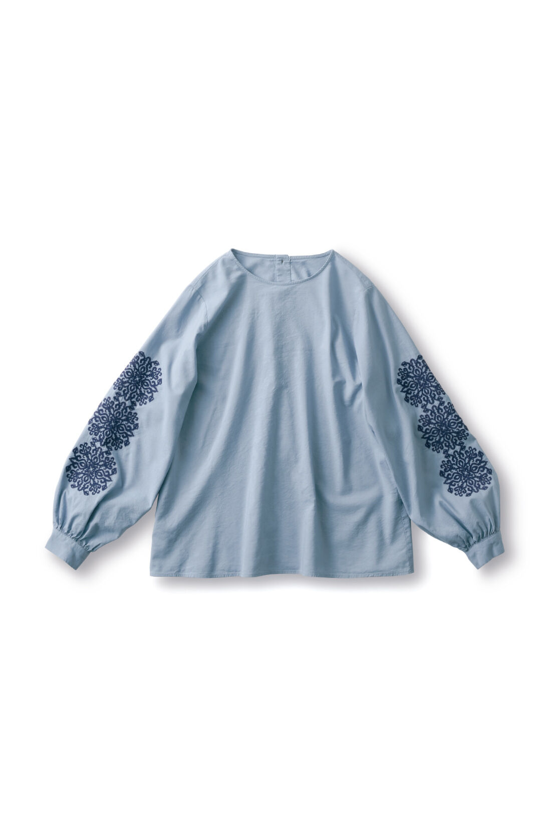 and myera［アンドマイラ］|and myera ゴシック紋様刺しゅうトップス〈サックス〉