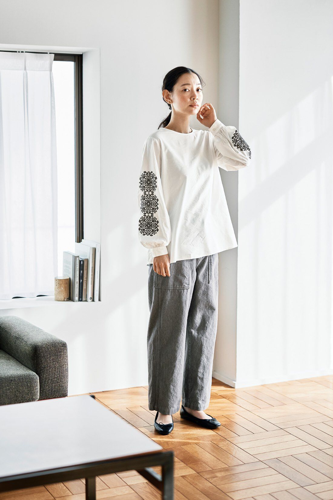 and myera［アンドマイラ］|and myera ゴシック紋様刺しゅうトップス〈白〉