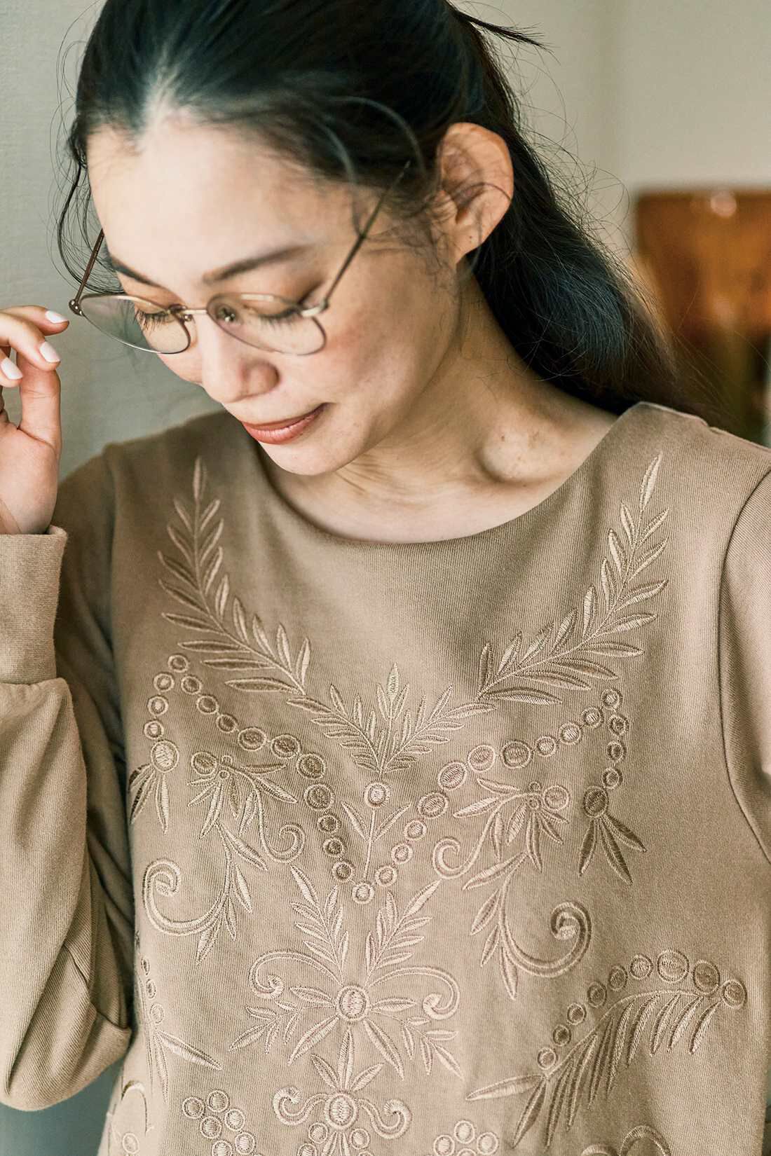and myera［アンドマイラ］|ａｎｄ　ｍｙｅｒａ　刺しゅうで着飾ったトレーナー〈ベージュ〉