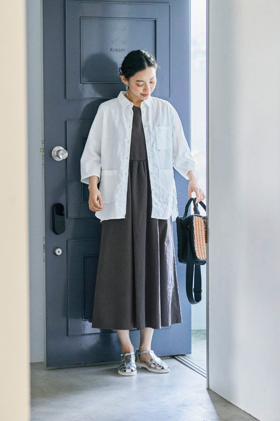 and myera［アンドマイラ］|ａｎｄ　ｍｙｅｒａリネン綿のジャケシャツとａｎｄ　ｍｙｅｒａボールチェーンを使った耳飾りのコーディネート