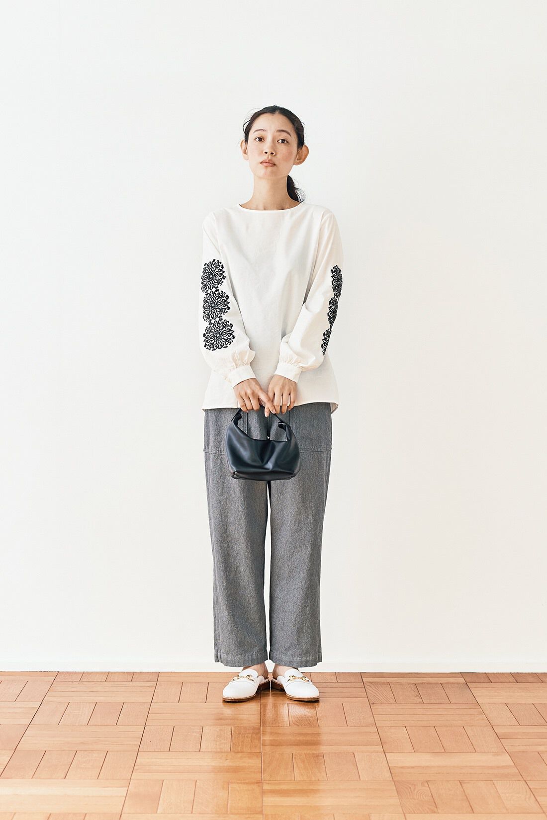 and myera［アンドマイラ］|and myera ゴシック紋様刺しゅうトップス〈白〉