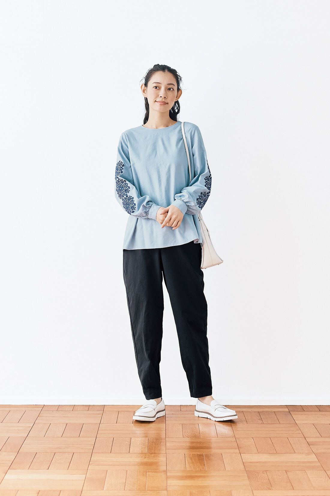 and myera［アンドマイラ］|and myera ゴシック紋様刺しゅうトップス〈サックス〉