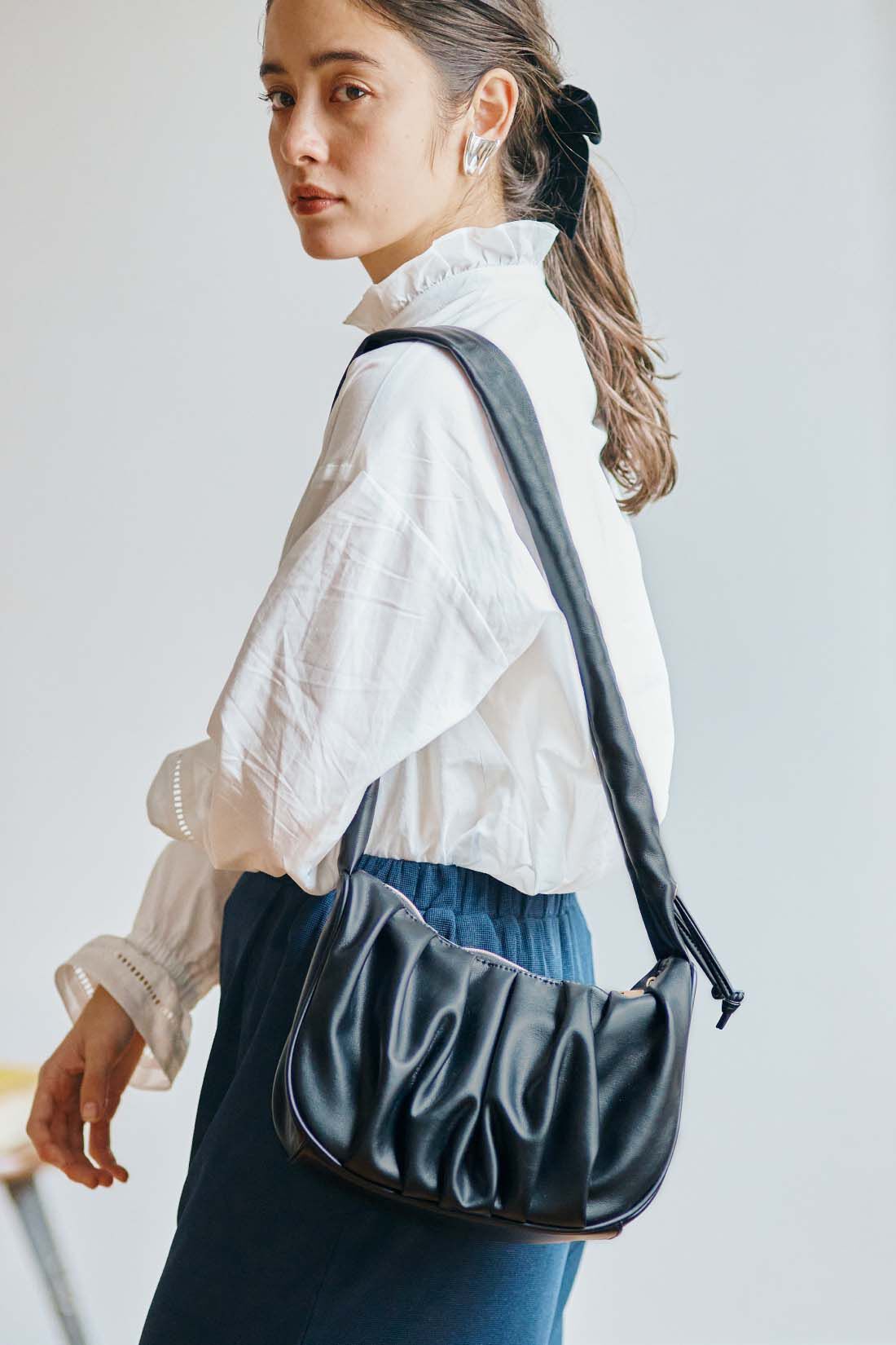 シロップ．|シロップ． おめかし気分からカジュアルまでくしゅくしゅハンドルバッグ〈ブラック〉|2-WAY　ひもをほどいて長く伸ばせばショルダーに、短くすればハンドバッグ風にも。