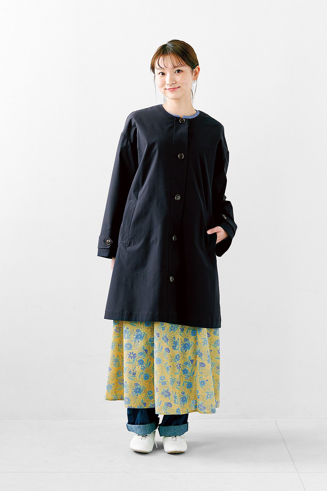SYRUP. [シロップ．]|シロップ.　アンブレラヨークがひらり　撥水（はっすい）加工の軽やかノーカラーコート〈ダークネイビー〉|身長162cm/Mサイズ着用