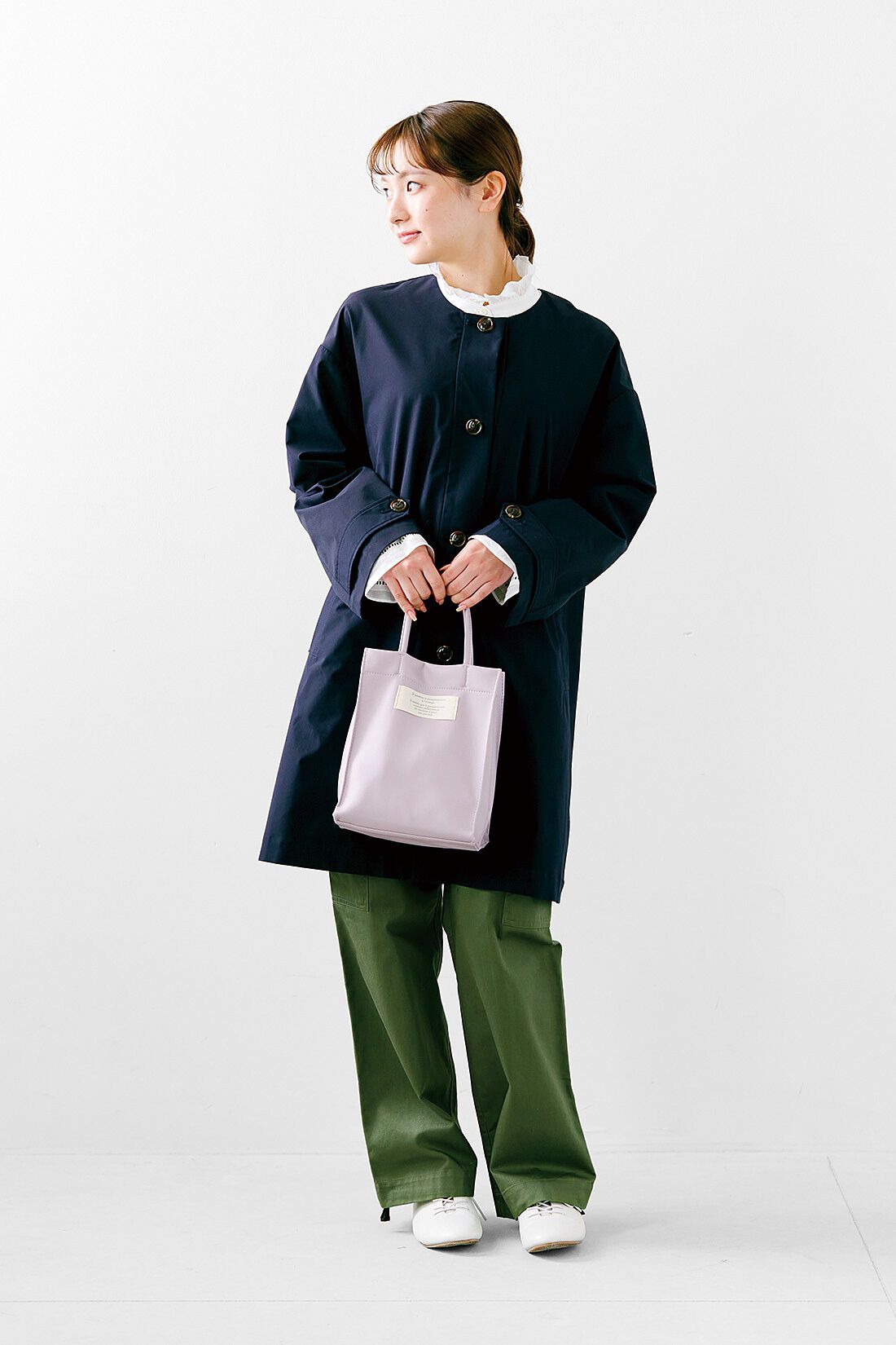SYRUP. [シロップ．]|シロップ.　アンブレラヨークがひらり　撥水（はっすい）加工の軽やかノーカラーコート〈ダークネイビー〉|身長162cm/Mサイズ着用