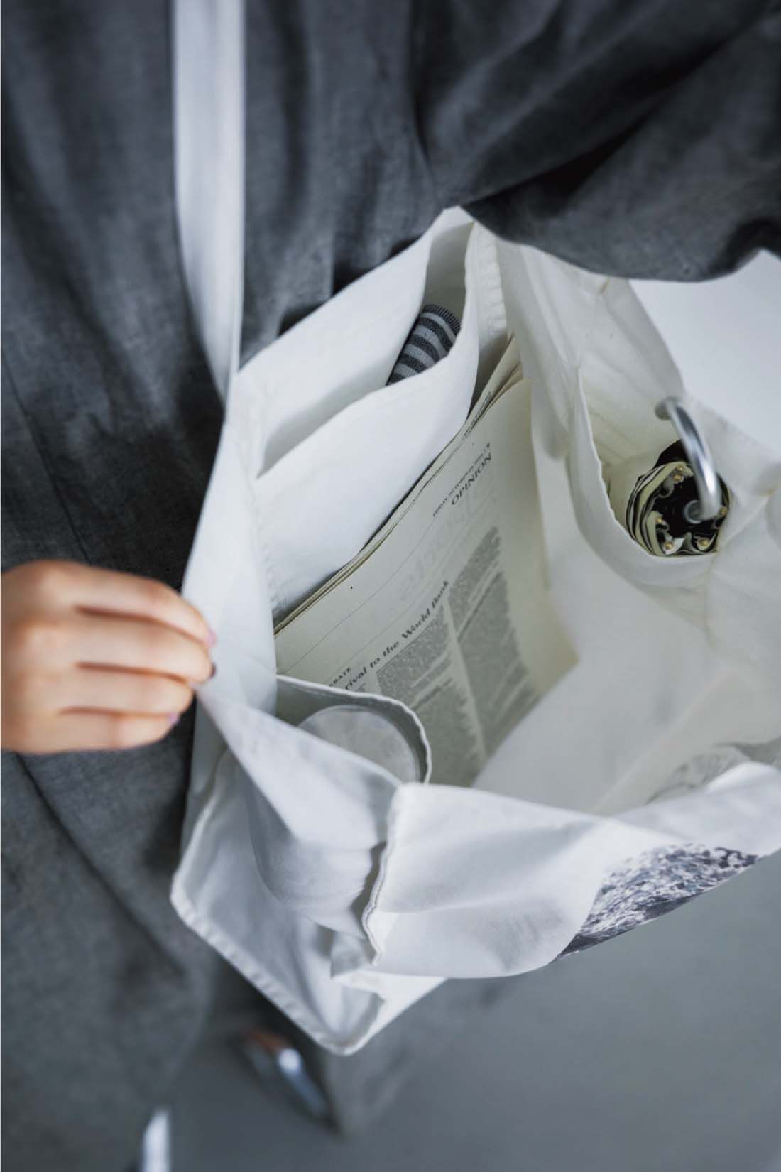 シロップ．|シロップ.×ミュージアム部　フランスの印象派画家モネの肖像 プリントトート|折りたたみ傘、水筒、お財布や携帯などに便利な内ポケットが3つ。取り外せる底板付きで安定よく。