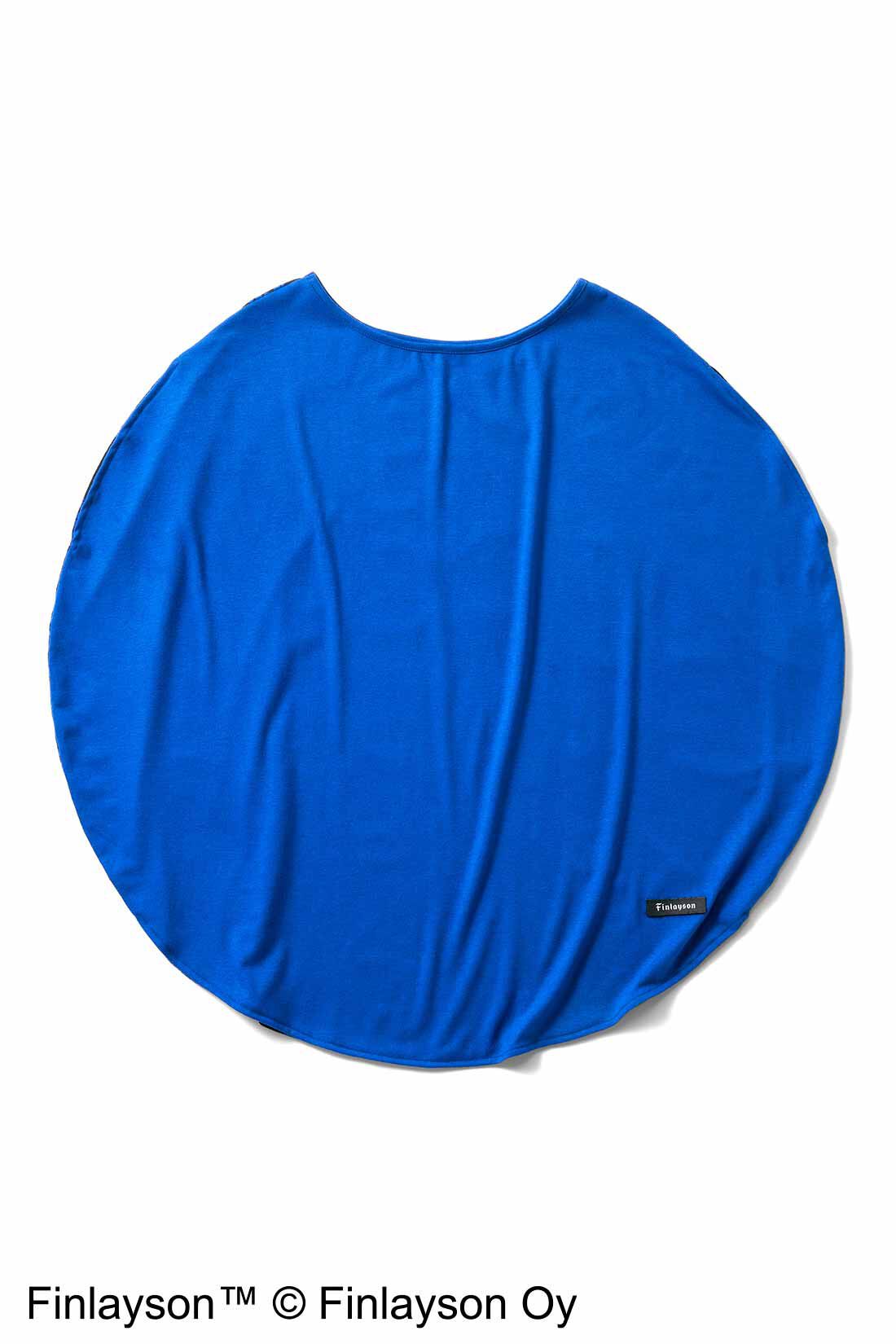 シロップ．|フィンレイソン　前後ろ着られる まぁるい形のTシャツ〈オプティネン オメナ〉|無地のブルーとプリント、どちらを前にしても着られるから、一枚で2通りの着こなしが楽しめます。
