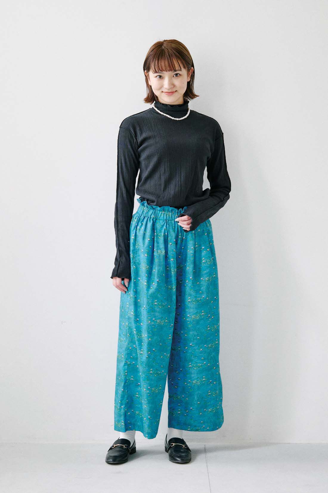 SYRUP. [シロップ．]|シロップ.×ミュージアム部　フランスの印象派画家モネの世界をまとうワイドパンツ〈睡蓮（すいれん）柄〉|身長162cm/Mサイズ着用