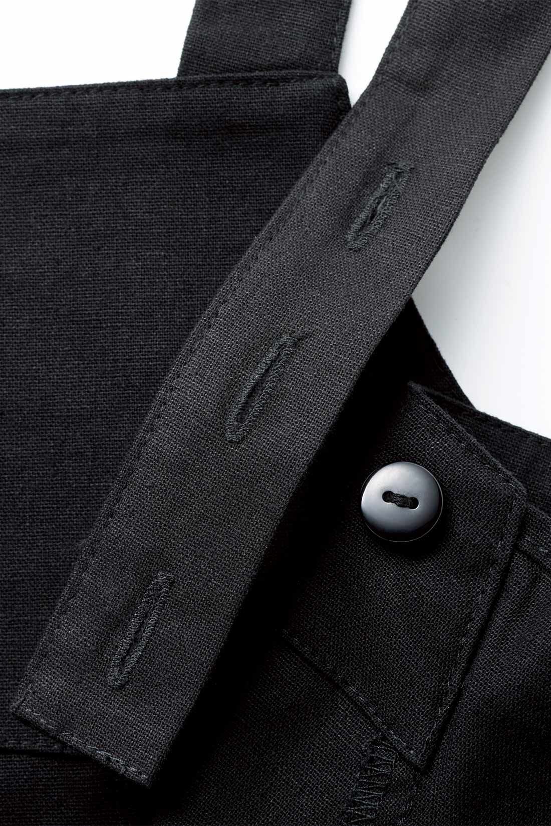 シロップ．|スタイリスト明石恵美子さん×シロップ． コーディネートの幅が広がるリネン混のジャンパースカート〈ブラック〉|ストラップの長さはボタンで3段階に。