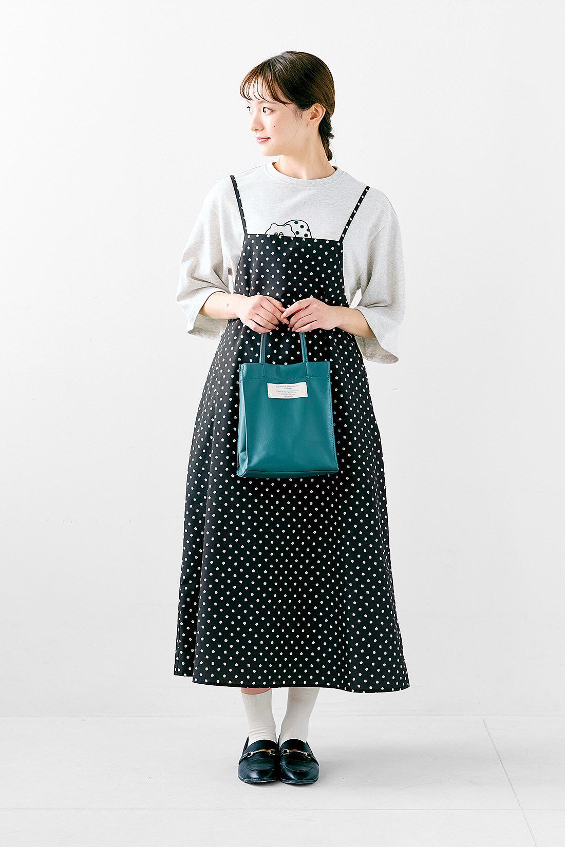シロップ．|アデリアレトロ×シロップ．　深煎りコーヒーみたいなワンピース〈さくら草柄〉|身長162cm/Mサイズ着用