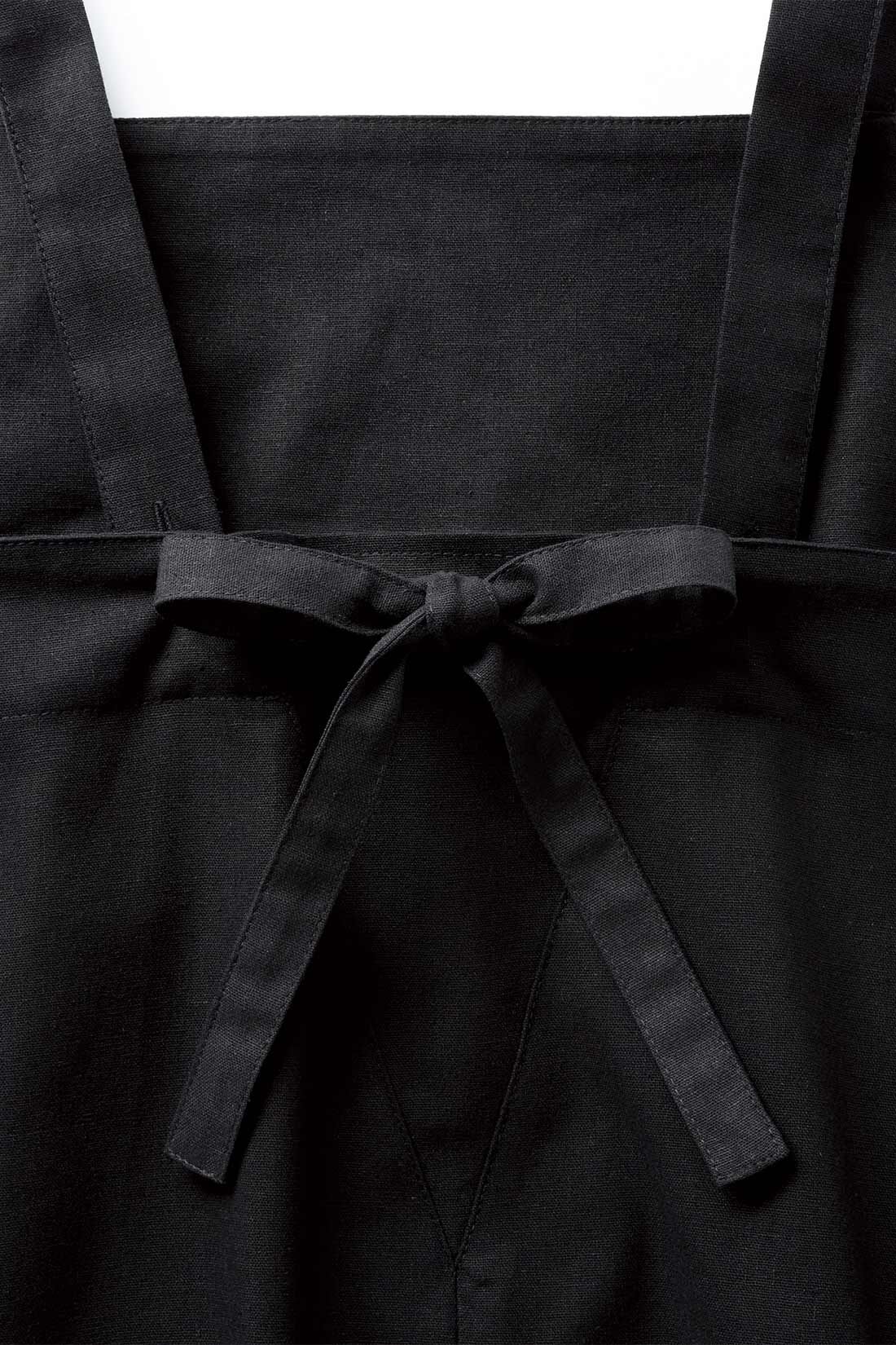 シロップ．|スタイリスト明石恵美子さん×シロップ． コーディネートの幅が広がるリネン混のジャンパースカート〈ブラック〉|リボンは取り外し可。ストラップをクロスさせればデザインのアレンジも。