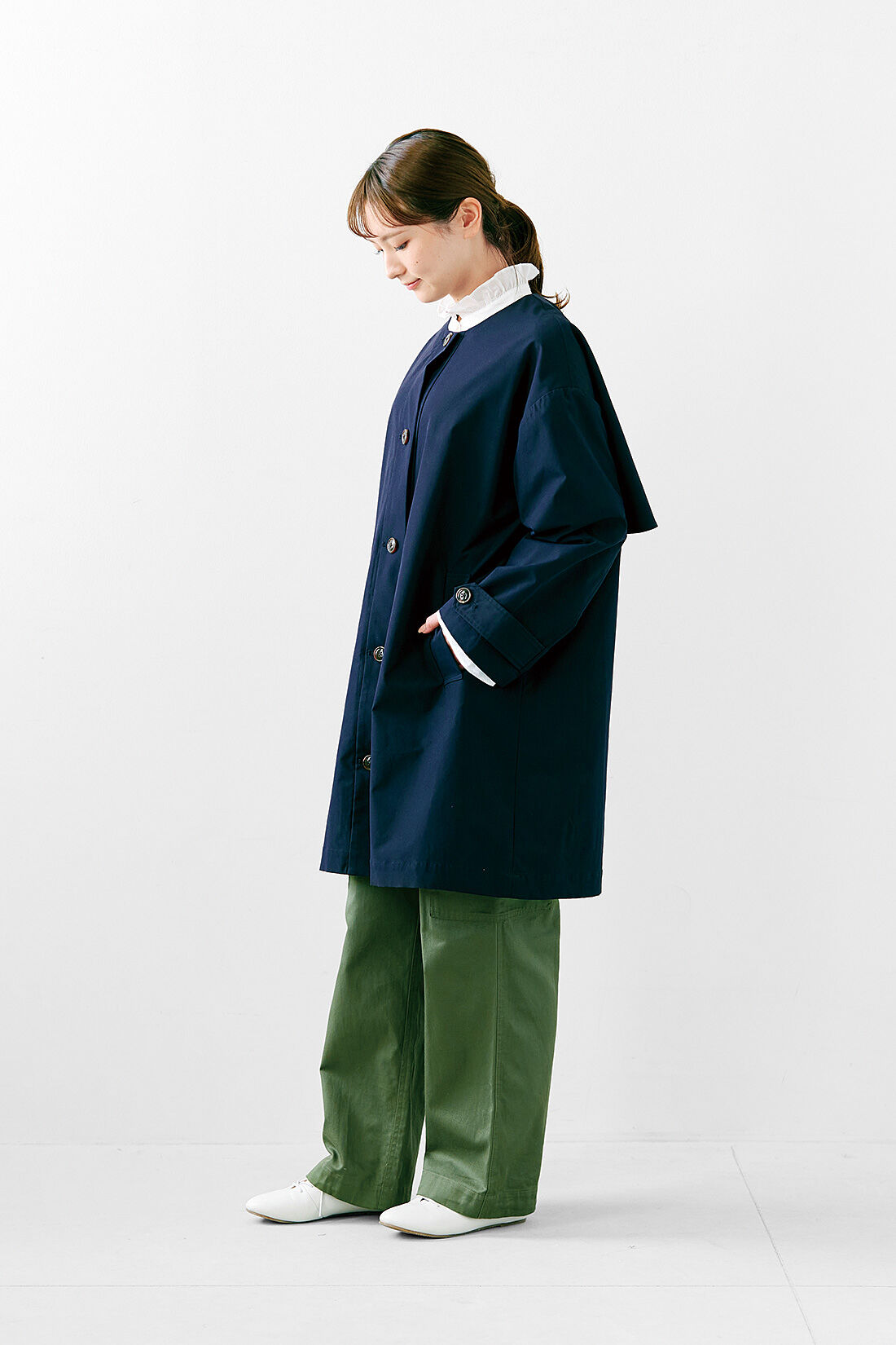 SYRUP. [シロップ．]|シロップ.　アンブレラヨークがひらり　撥水（はっすい）加工の軽やかノーカラーコート〈ダークネイビー〉|身長162cm/Mサイズ着用