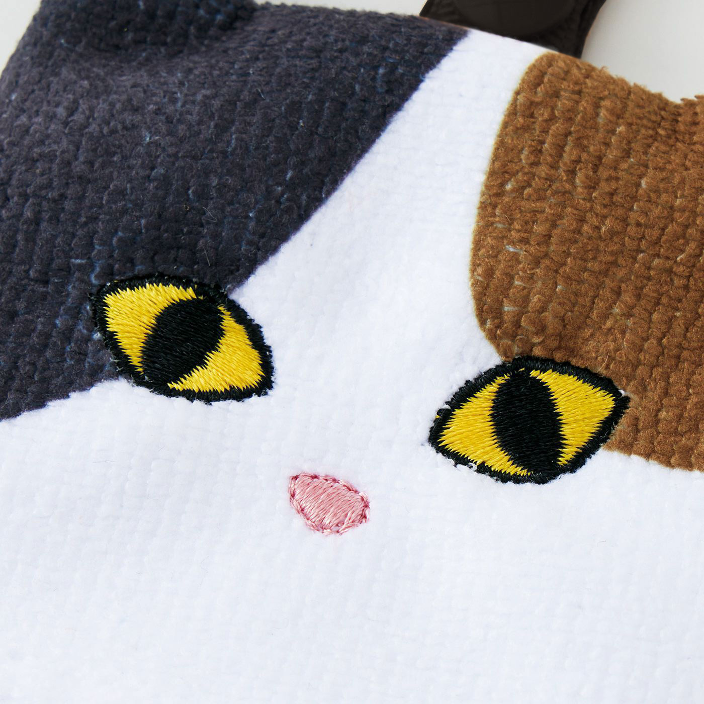 猫部|ころんと丸まる　猫のハンドタオルの会|目と鼻と肉球は刺しゅうで表現。