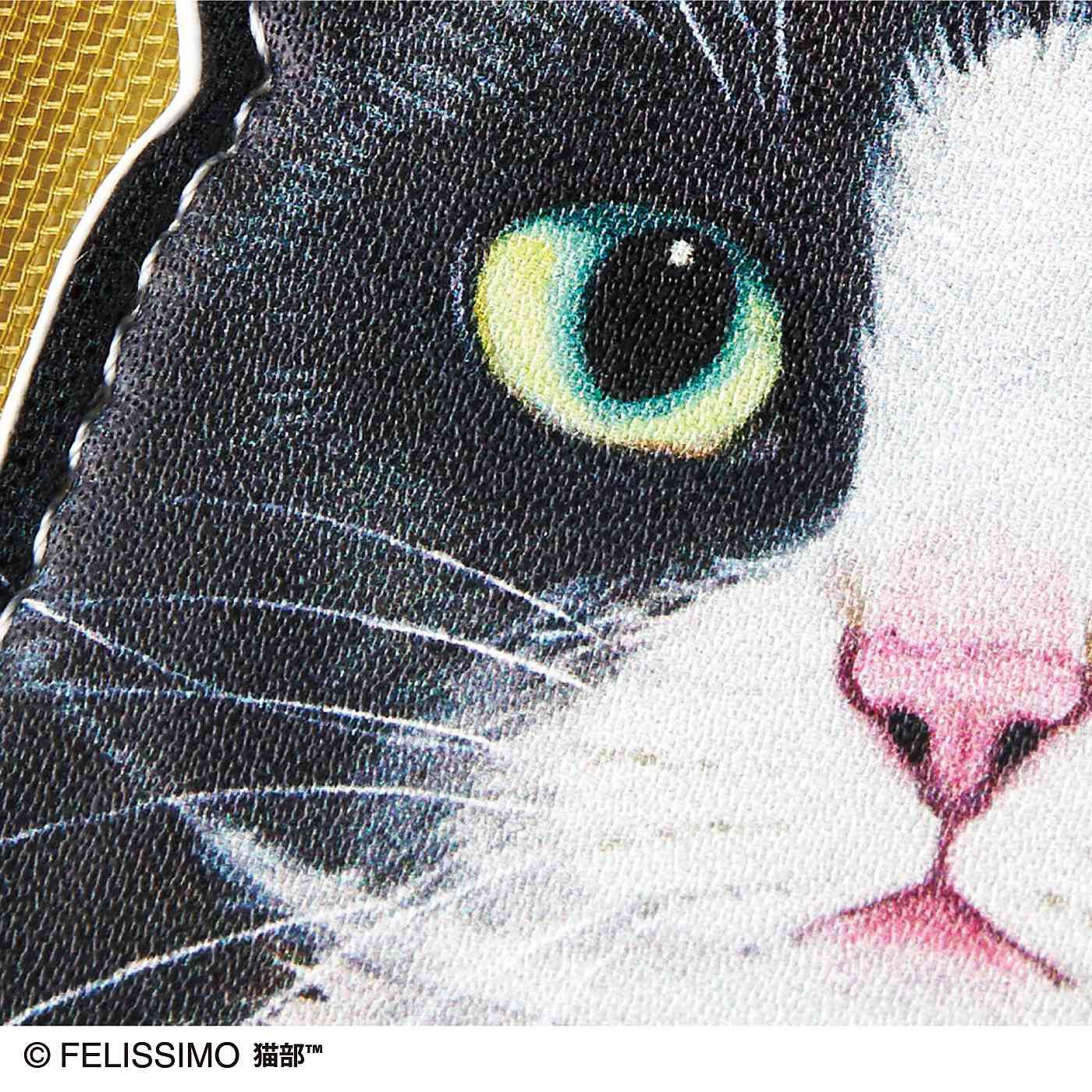 猫部|窓の外が気になるニャ　ふり向く猫のメッシュA4ファイルポーチの会|深みのある美しい目もリアルにプリント。