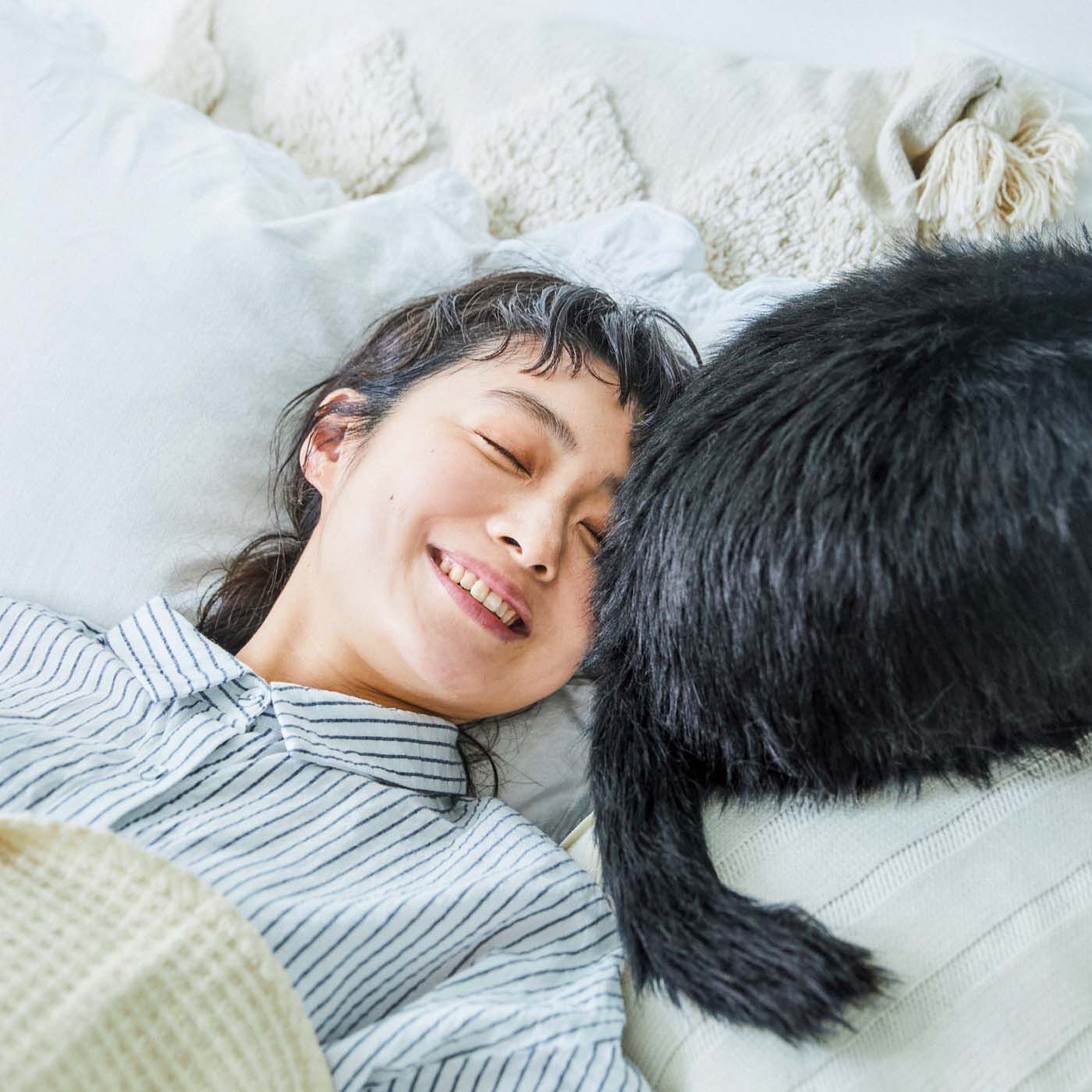 猫部|しっぽ付き！ 猫のおしりのようなもふもふクッション〈黒〉