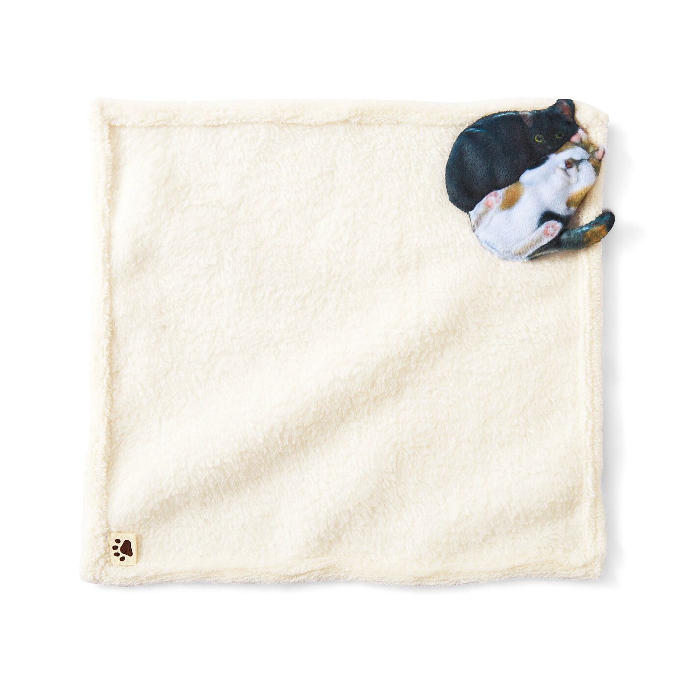 猫部|チラっとめくると猫がいる　毛布で眠る猫ハンカチの会|〈アイボリー（黒×三毛）〉