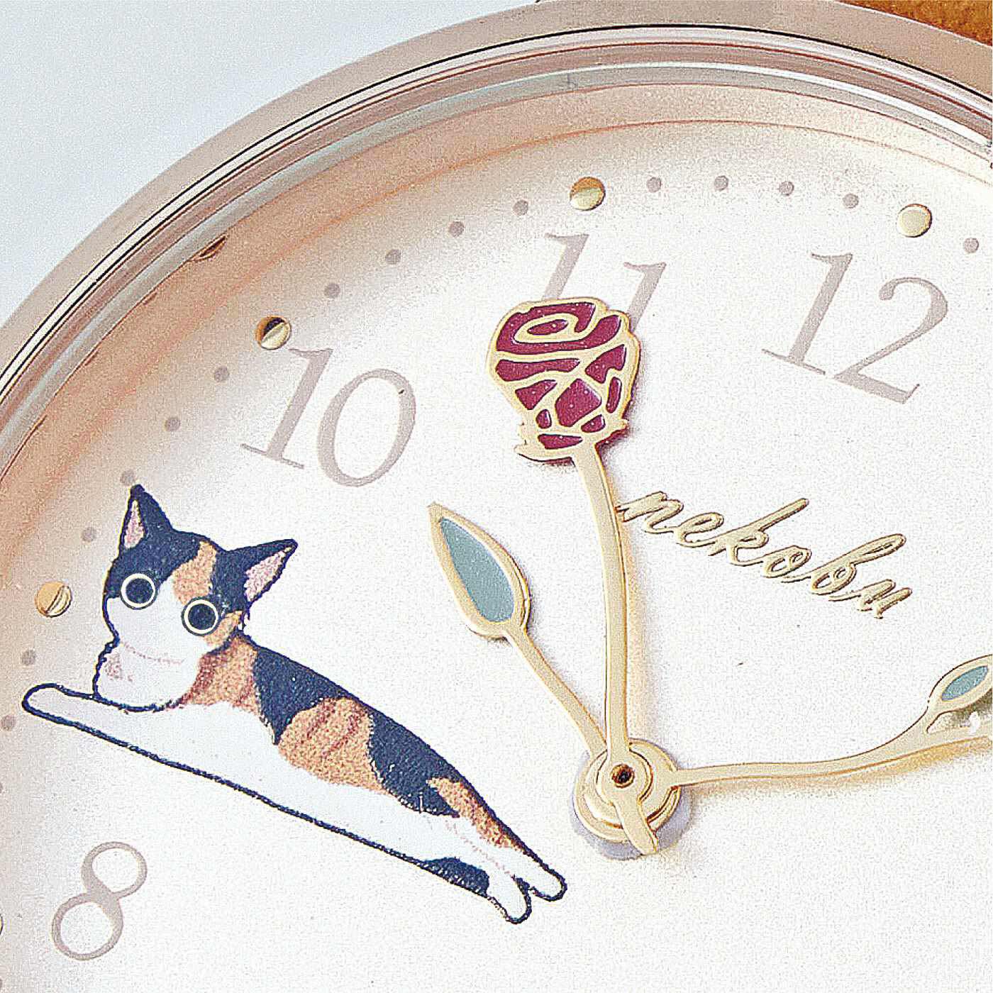 猫部|猫が文字盤でまったり　お花の針がチクタク動くカラビナウォッチの会|お花や葉っぱをかたどった秒針とロゴがゴールドにキラリ。