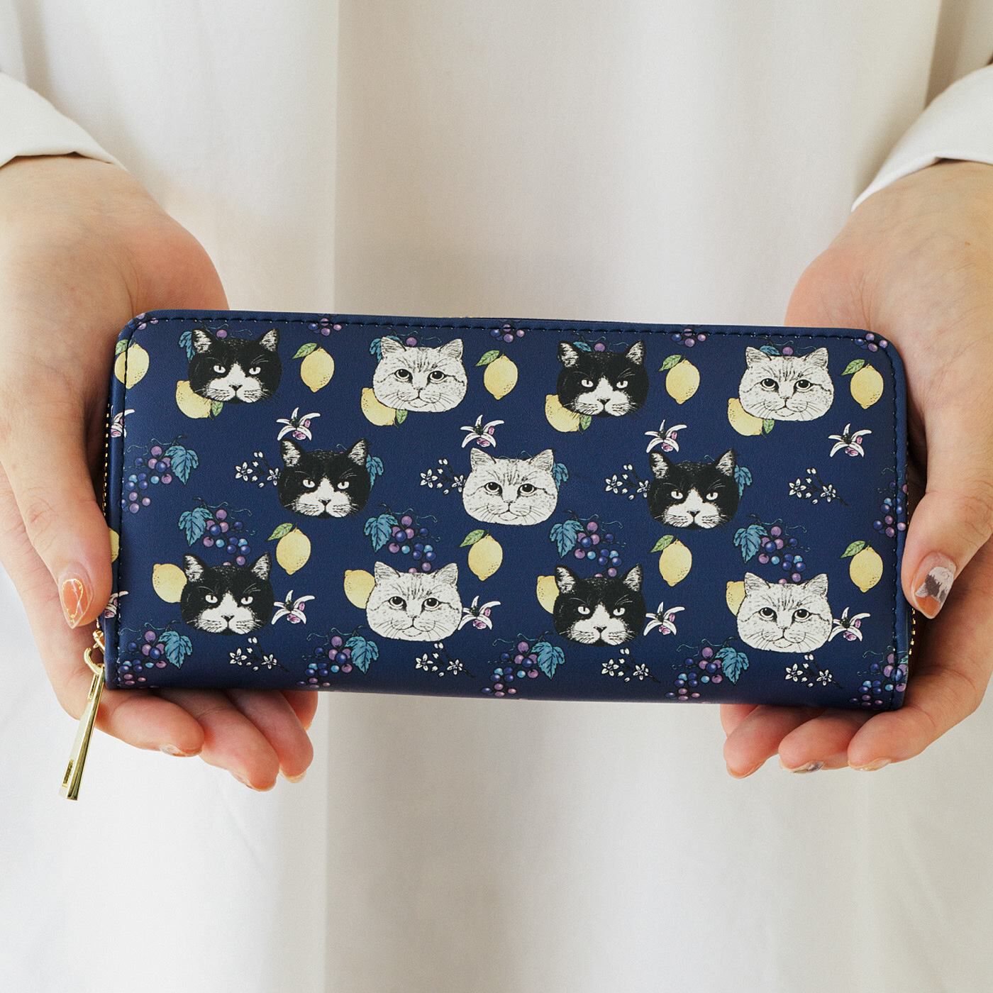 猫部|nemunoki paper item×猫部　猫と実りのシックな長財布〈ブドウとレモン〉|手になじんで使いやすい大きさです。