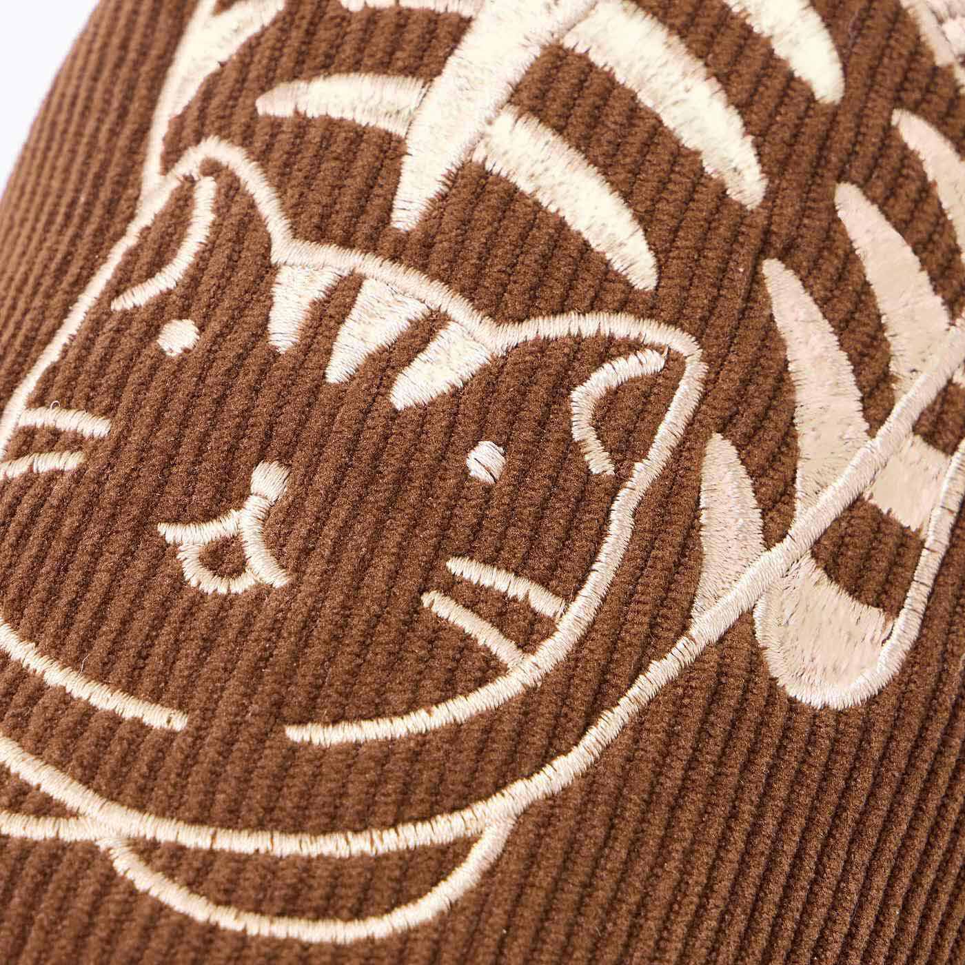 猫部|じっと見つめる猫さんと目が合う　コーデュロイもこもこルームシューズの会|おしゃれなコーデュロイ生地に猫さんを刺しゅう。