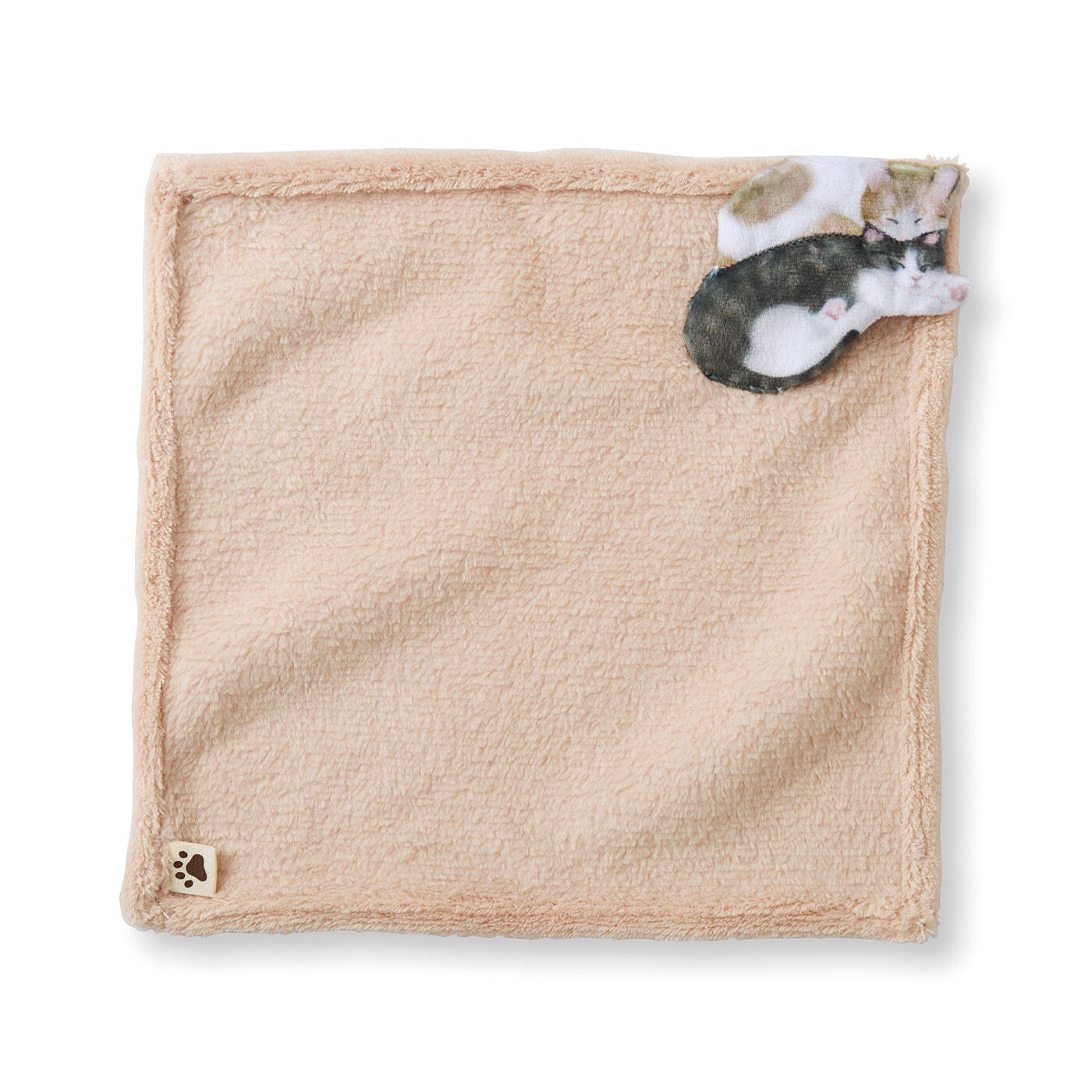 猫部|チラっとめくると猫がいる　毛布で眠る猫ハンカチの会|〈ベージュ（茶トラ×キジ白）〉