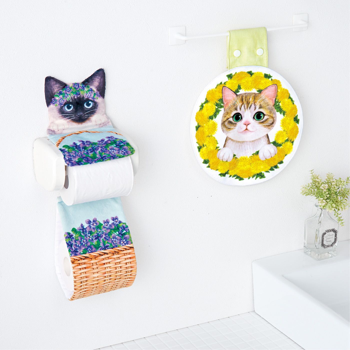 猫部|お花の中から猫が見守る　フラワーリースタオルの会|ペーパーストッカーと合わせて使えば、トイレがお花と猫まみれの空間に！