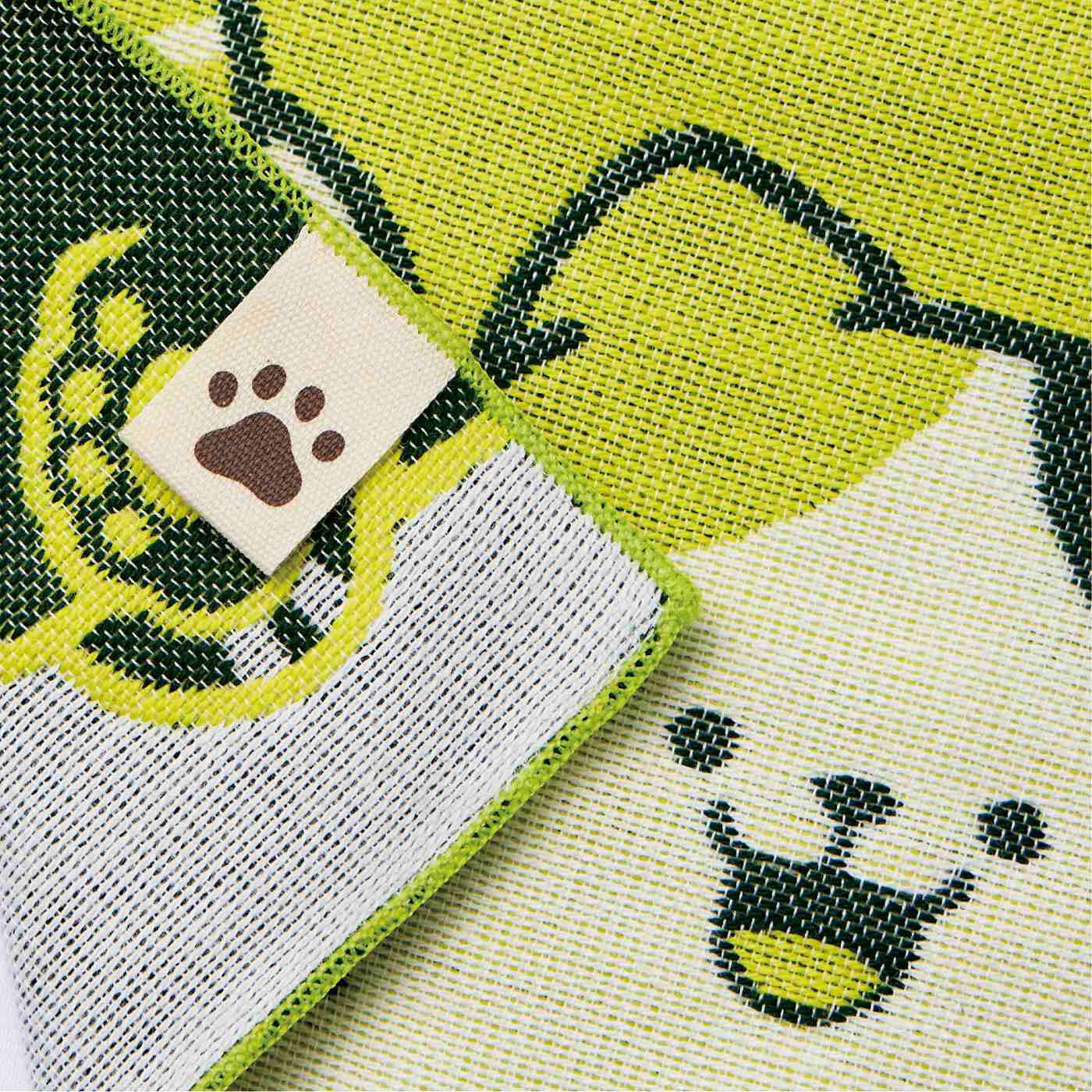 猫部|はる蔵さんの描く　もっちり猫さんのジャカード織りハンカチの会|裏面のタグにはキュートな肉球が。