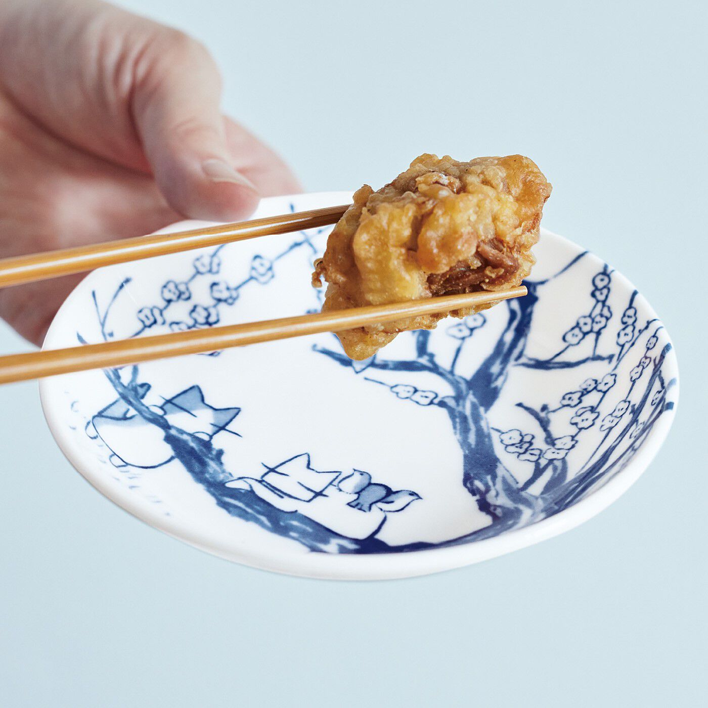 猫部|日本画家 久保智昭さんとつくった　猫と縁起物の染付風のお皿の会|手になじむサイズで取り皿にぴったり。