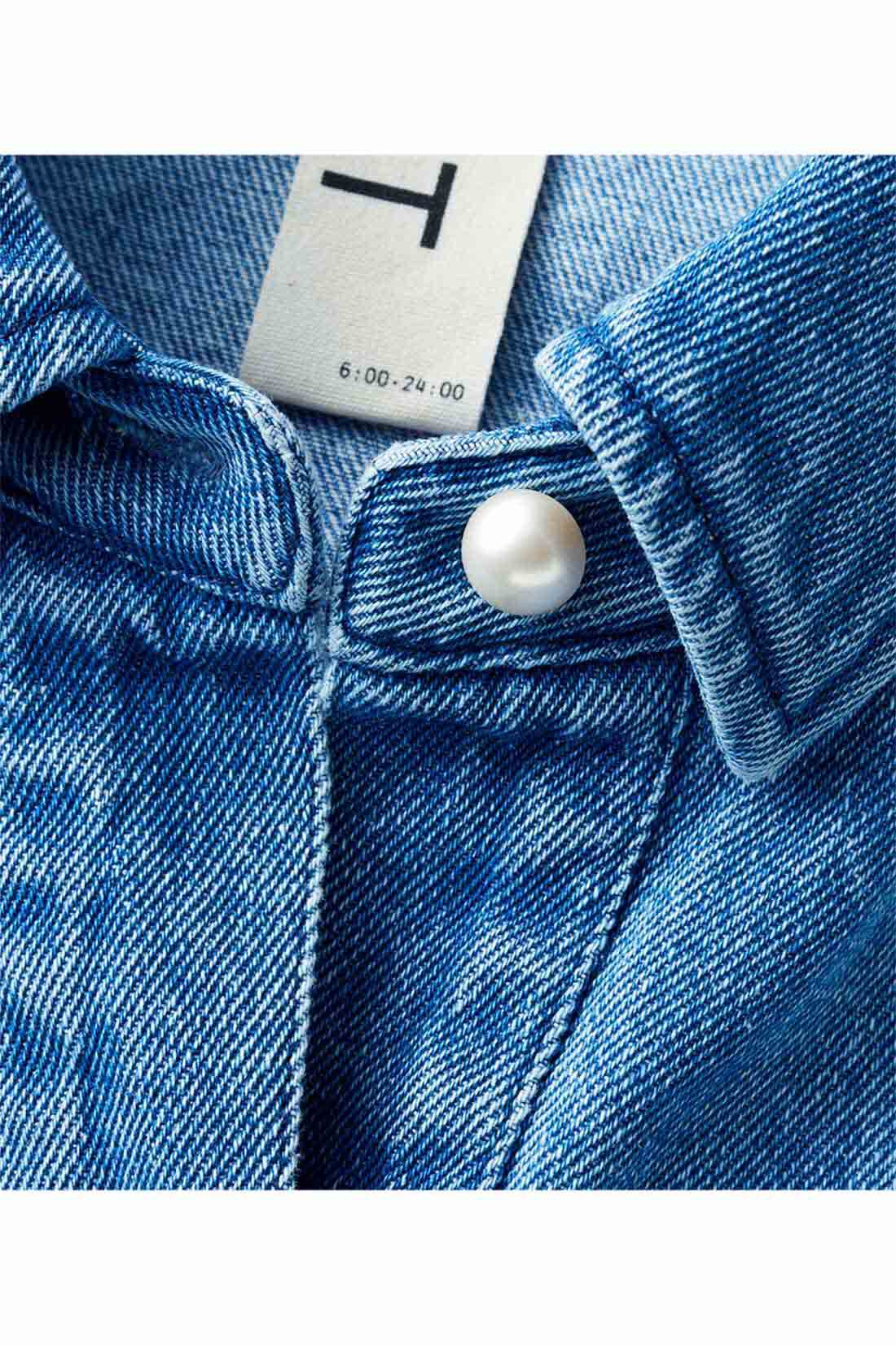 DRECO by IEDIT|【3～10日でお届け】IEDIT[イディット]　ゆるっとオーバーサイズでこなれ感たっぷりな パール調ボタンのデニムシャツ〈ブルー〉|前立てや袖口で輝くパールボタンがつやっと女っぽい表情。