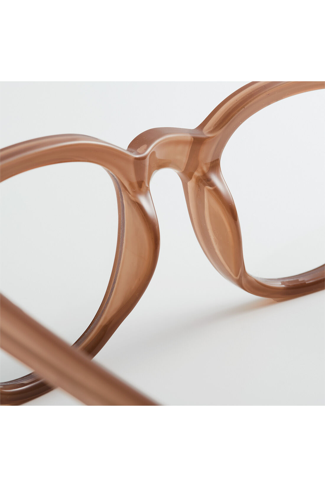 DRECO by IEDIT|【3～10日でお届け】IEDIT[イディット]　小森美穂子さんコラボ　顔まわりを明るく見せる　大人のニュアンスを作れるメガネ〈ベージュ〉|鼻あてはフレームと一体型のスタイリッシュなデザイン。