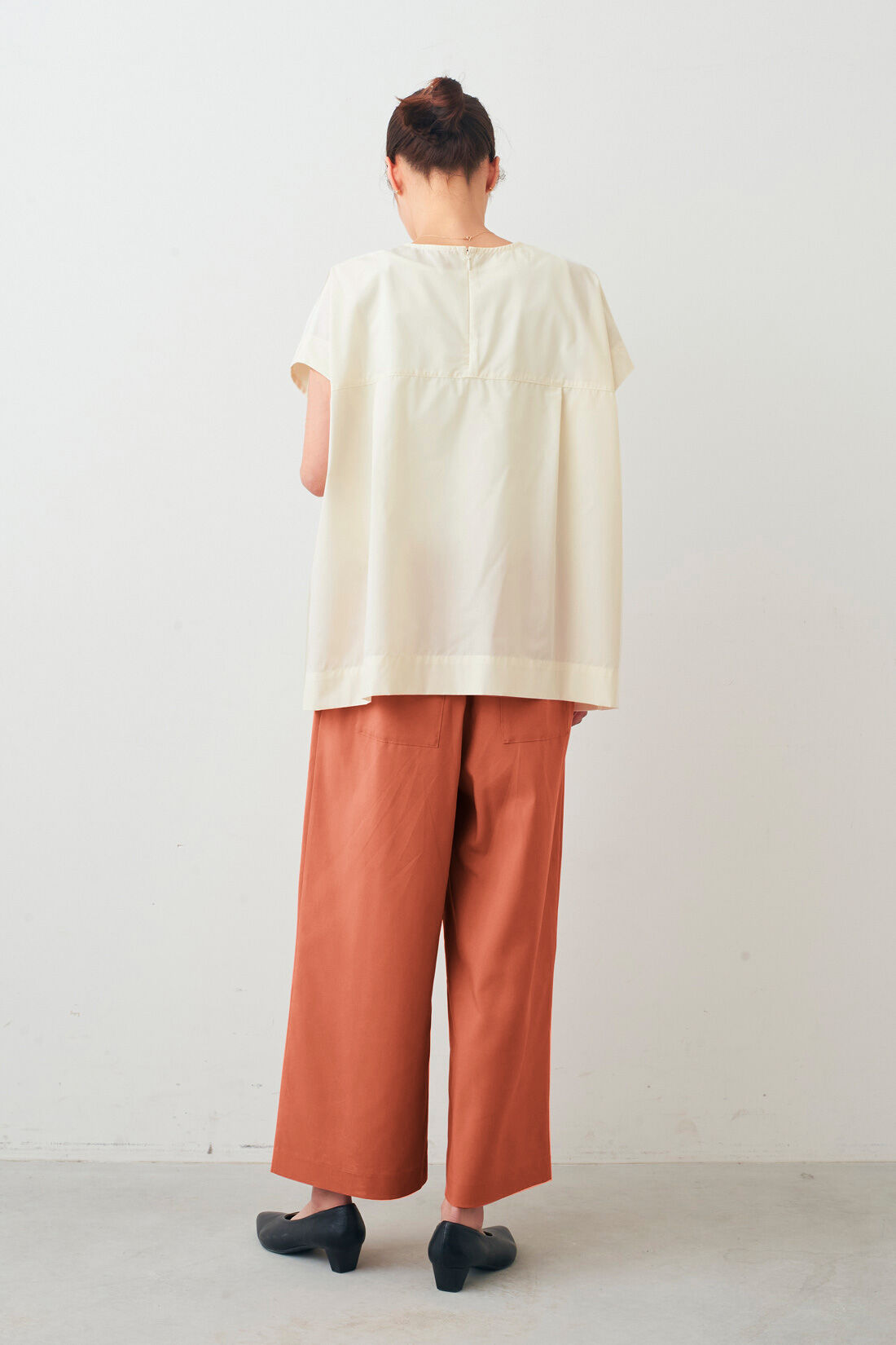 DRECO by IEDIT|【3～10日でお届け】IEDIT[イディット]　ゆるっとシルエットが大人の余裕をつくる 半袖ブラウス〈クリームホワイト〉|モデル身長：164cm　着用サイズ：M