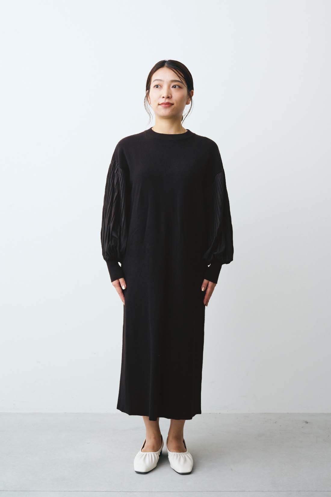 DRECO by IEDIT|IEDIT[イディット]　袖プリーツデザインの異素材遣いニットワンピース〈ブラック〉|モデル身長：153cm 着用サイズM