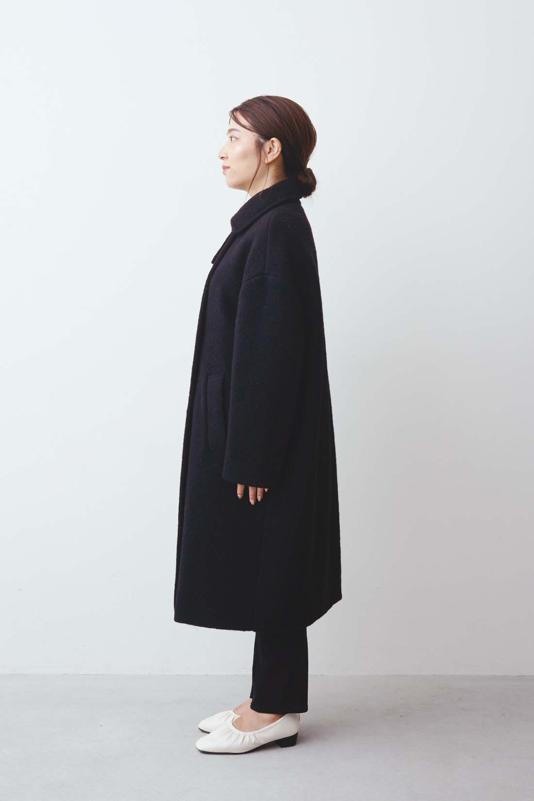 DRECO by IEDIT|IEDIT[イディット]　スライバーニット素材で軽くて暖か ゆるっと着こなす新鮮ロング丈Pコート〈ブラック〉|モデル身長：153cm 着用サイズM