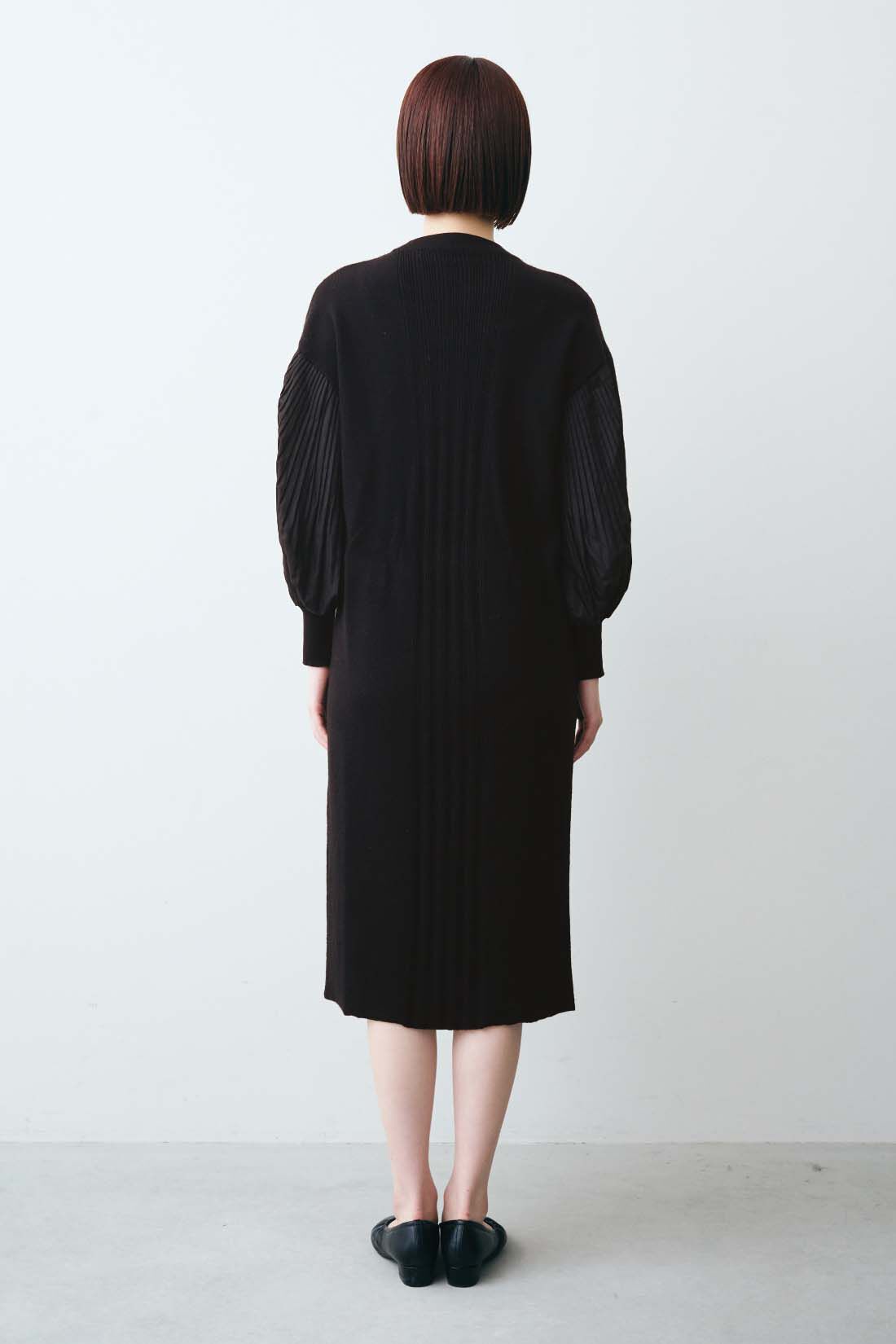 DRECO by IEDIT|IEDIT[イディット]　袖プリーツデザインの異素材遣いニットワンピース〈ブラック〉|モデル身長：169cm 着用サイズM