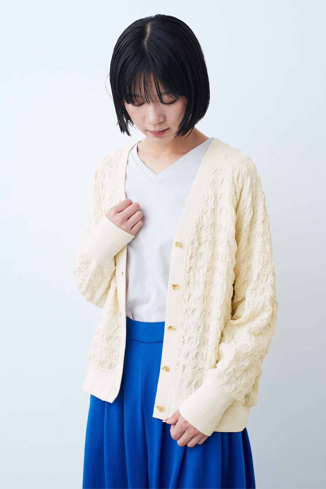 DRECO by IEDIT|【3～10日でお届け】IEDIT[イディット]　ぽこぽこシャーリング素材のVネックカーディガン〈アイボリー〉