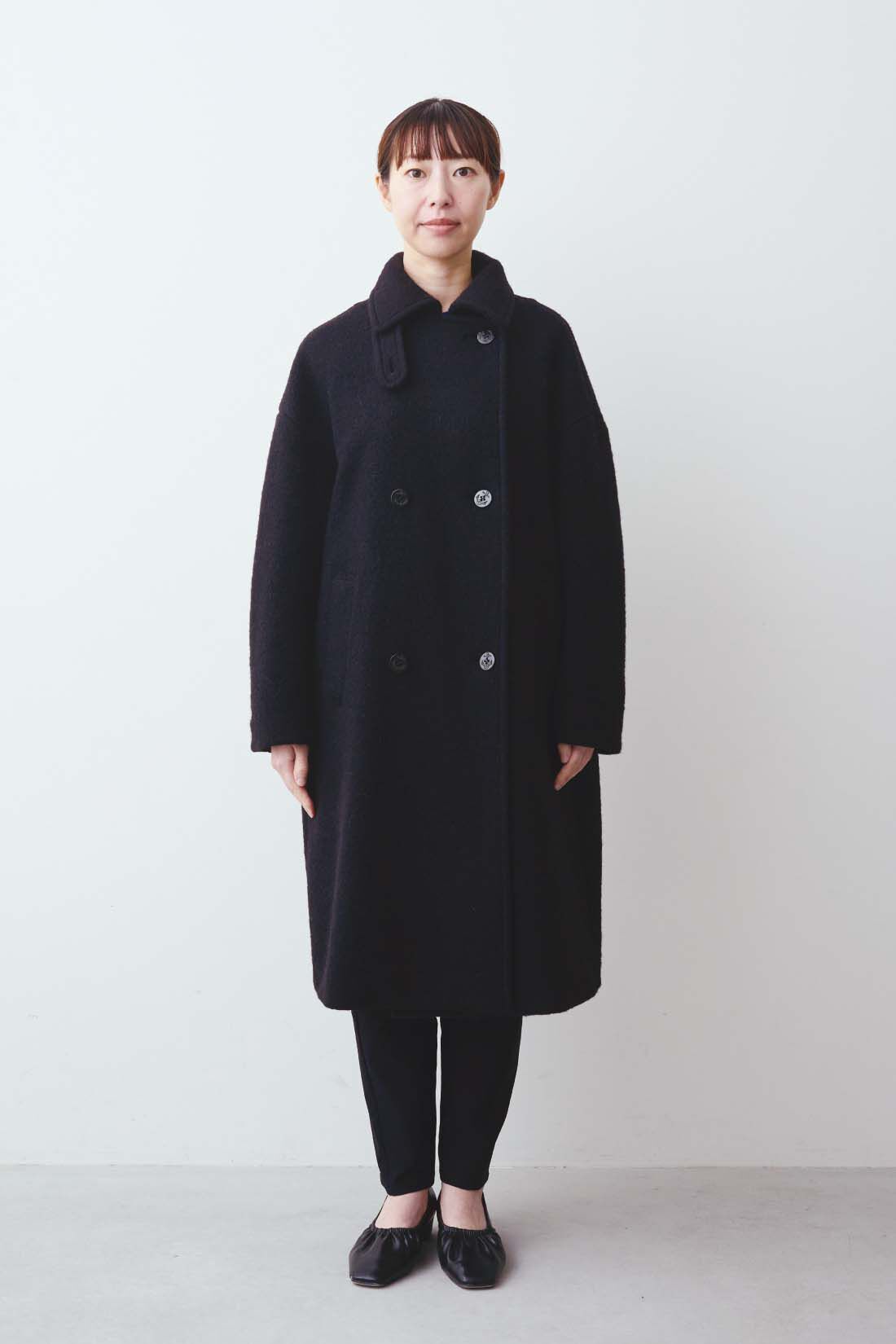 DRECO by IEDIT|IEDIT[イディット]　スライバーニット素材で軽くて暖か ゆるっと着こなす新鮮ロング丈Pコート〈ブラック〉|モデル身長：160cm 着用サイズM