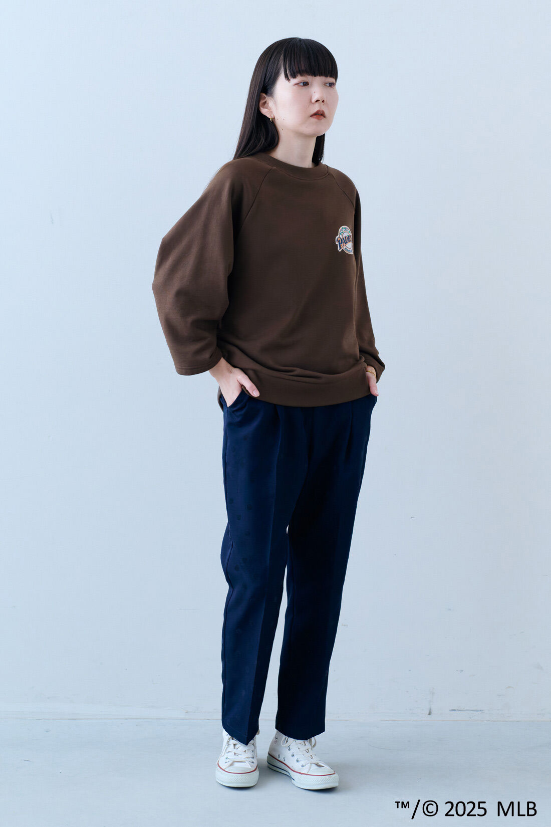 DRECO|【3～10日でお届け】IEDIT[イディット]　フロッキードットプリントのゆるテーパードパンツ〈ノクターンネイビー〉|モデル身長：163cm　着用サイズ：M