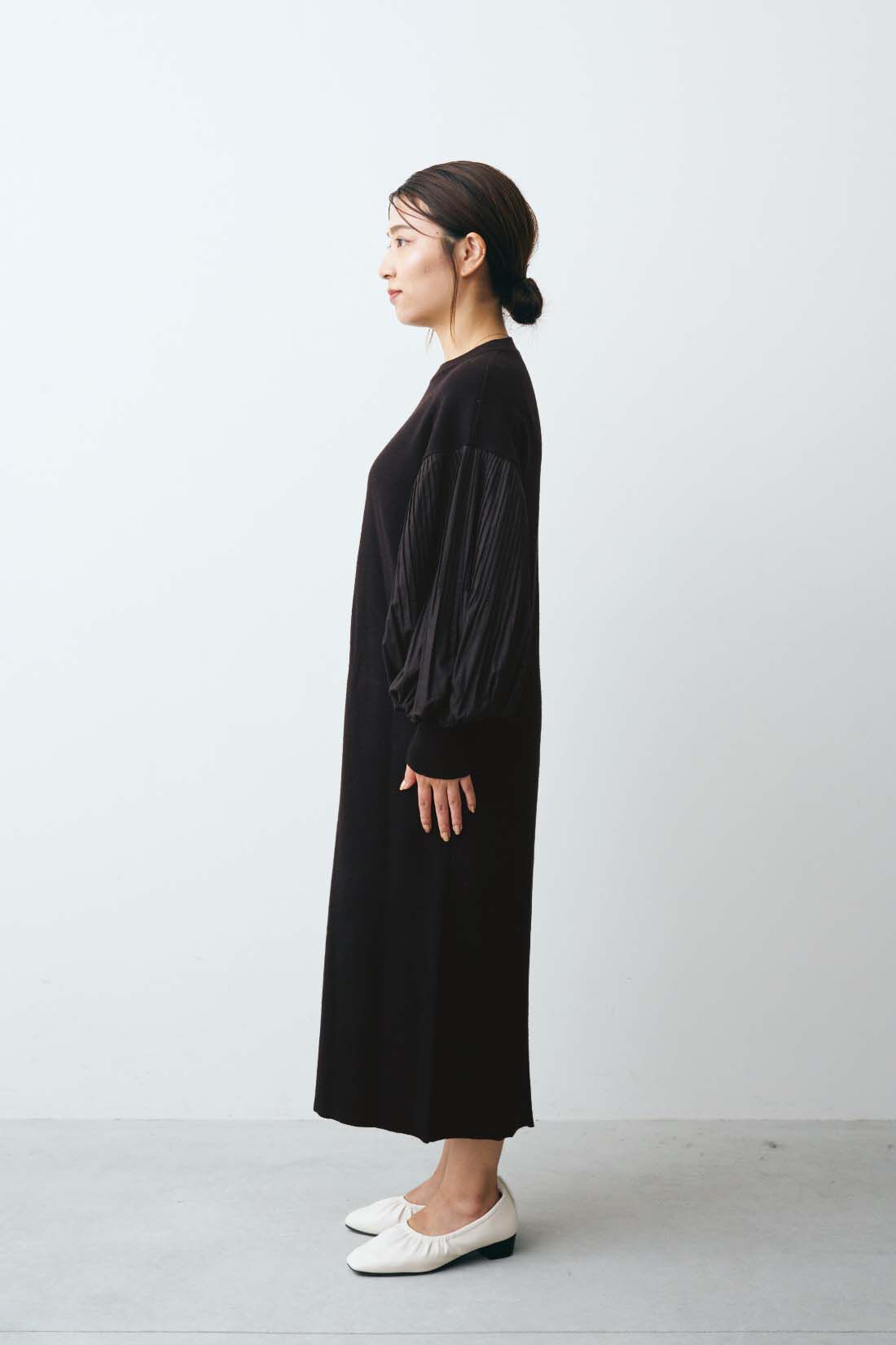 DRECO by IEDIT|IEDIT[イディット]　袖プリーツデザインの異素材遣いニットワンピース〈ブラック〉|モデル身長：153cm 着用サイズM