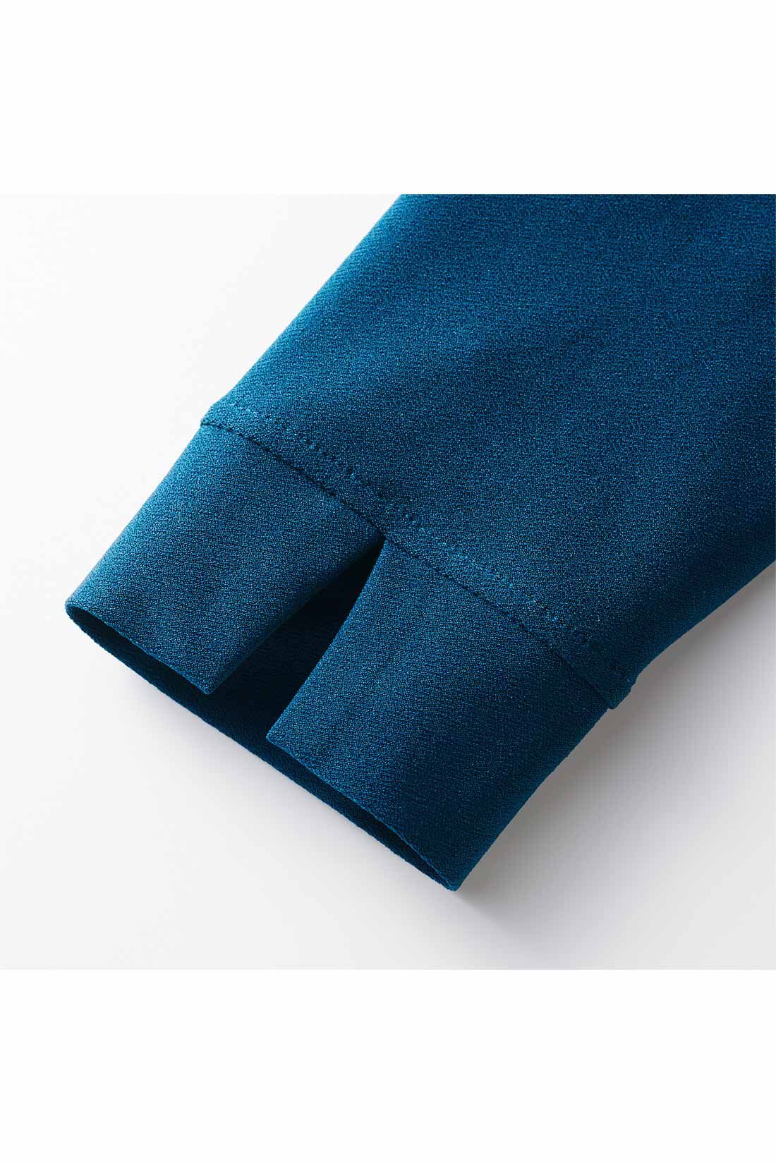 DRECO by IEDIT|【3～10日でお届け】IEDIT[イディット]　快適だけどきちんと見え 落ち感カットソー素材のプリーツスカート切り替えワンピース〈ブルーグリーン〉|袖口にスリットを入れてすっきりした印象に。