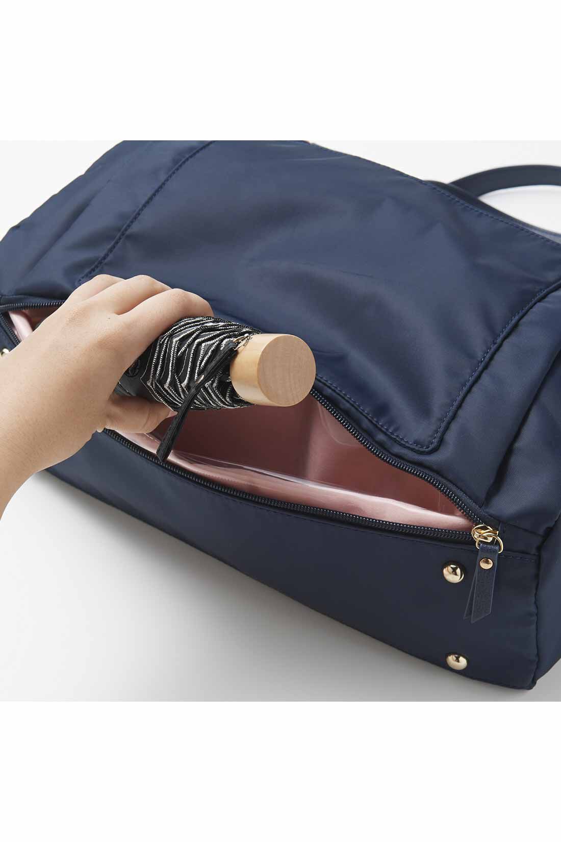 DRECO by IEDIT|【3～10日でお届け】IEDIT[イディット]　ことりっぷとコラボ 旅のプロのアイデアを詰め込んだ軽量バッグ〈ネイビー〉|底面の隠しポケットは、傘やペットボトルなど、濡れたものを入れてもOKなビニール仕様。