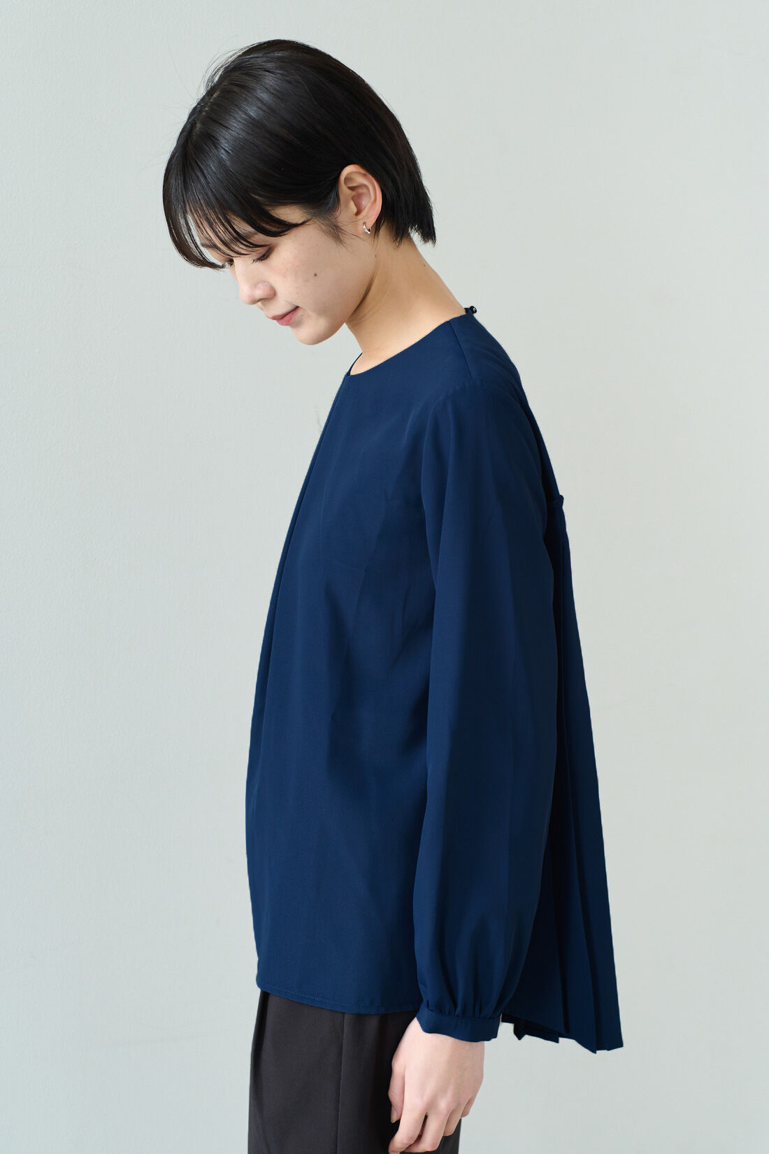 DRECO by IEDIT|【3～10日でお届け】IEDIT[イディット]　抗菌防臭＆UVカットがうれしい　バックプリーツが品よく揺れる　後ろ姿が印象的な着映えトップス〈ネイビー〉