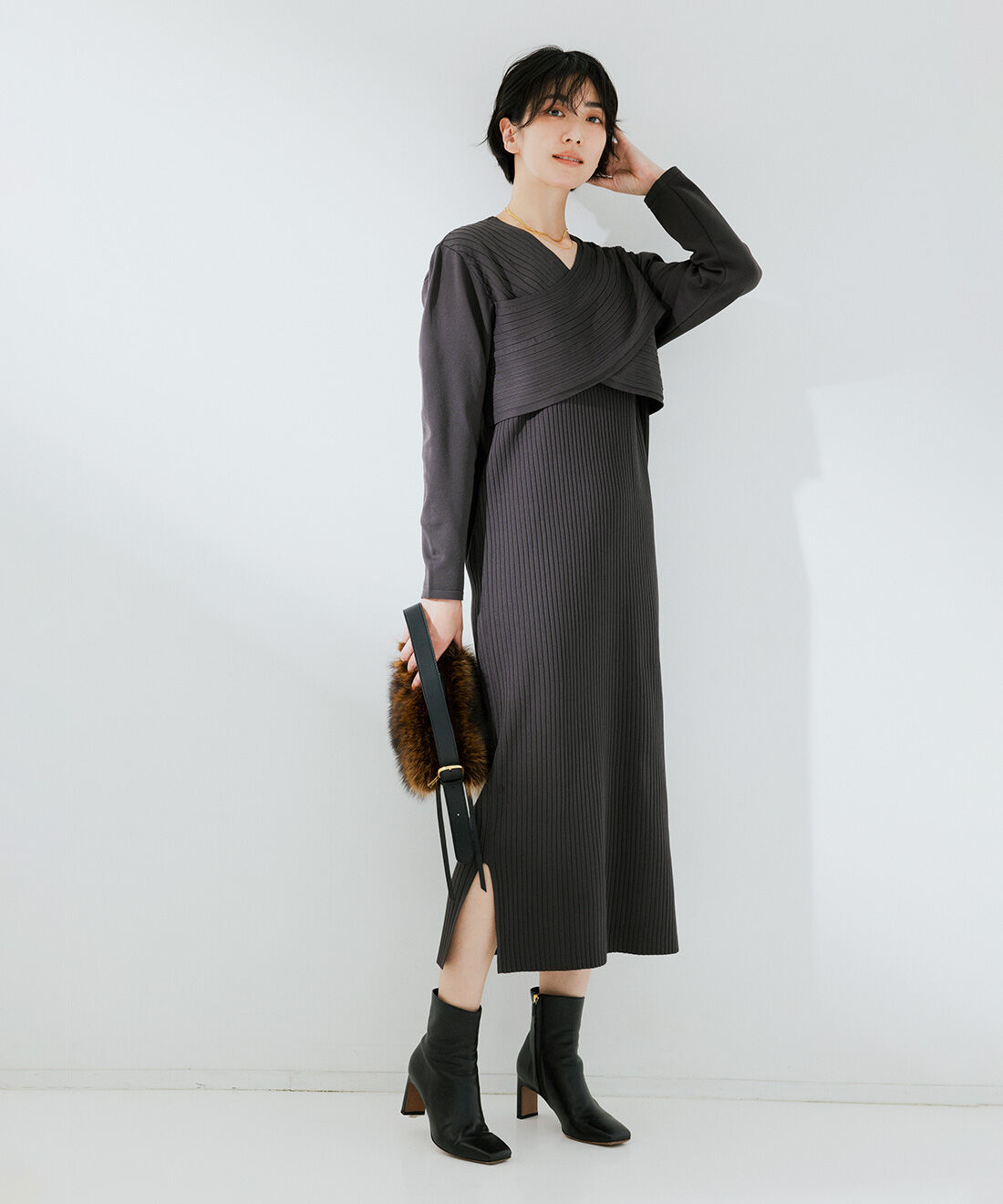 DRECO|【3～10日でお届け】野々村友紀子さん×IEDIT[イディット]　ほめられること間違いない！ 気になるところはうまいこと隠す 女優気分な上品カシュクールニットワンピース〈チャコールグレー〉