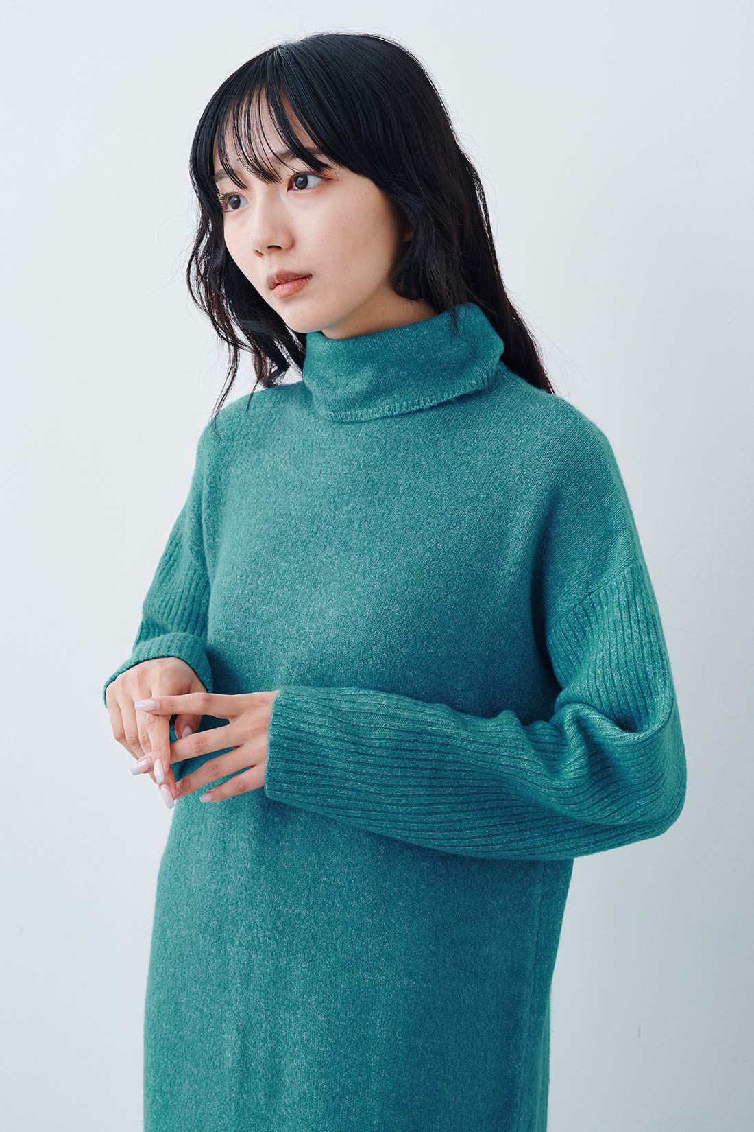 DRECO by IEDIT|【3～10日でお届け】IEDIT[イディット]　ジュエルカラーでパッと華やぐ　ハイネックニットワンピース〈エメラルドグリーン〉