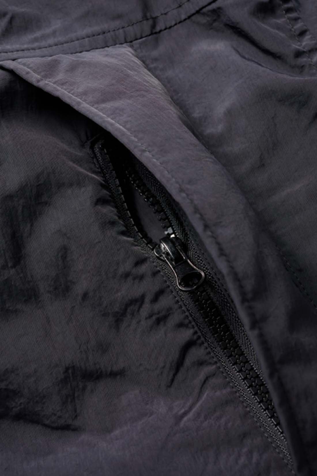 DRECO by IEDIT|IEDIT[イディット]　アクティブなシーンでも活躍するミリタリー風ダウン遣いコート〈ネイビーブラック〉|財布もスマホもすぽっと入る大きめのファスナーポケット付きだから、手ぶらOK。