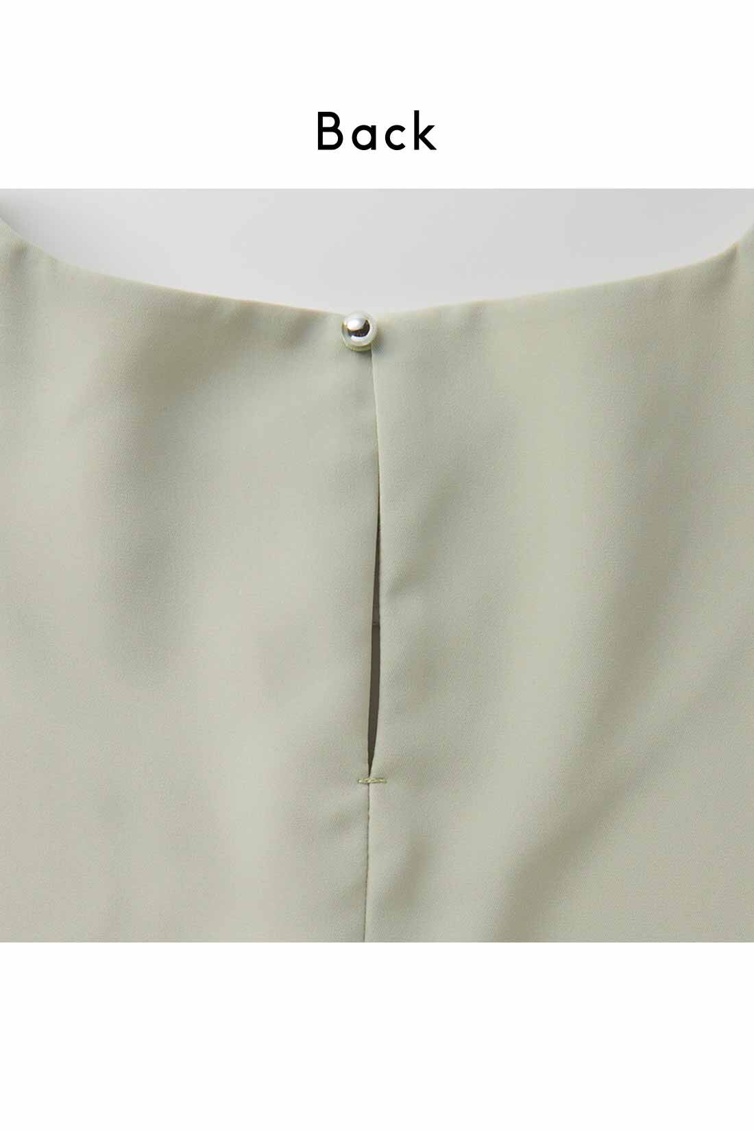 DRECO by IEDIT|【3～10日でお届け】IEDIT[イディット]　抗菌防臭＆UVカットがうれしい　バックプリーツが品よく揺れる　後ろ姿が印象的な着映えトップス〈ライトグリーン〉|スリット開きにシルバーカラーのボタンがアクセント。