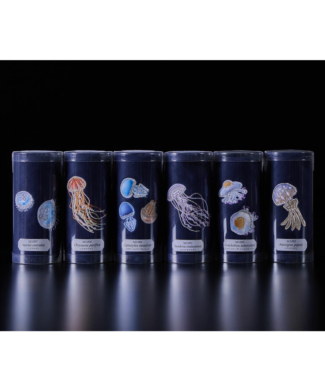 YOU＋MORE！［ユーモア］|YOU+MORE!　きらめく刺しゅうに見惚れる クラゲ標本ハンドタオルの会|集めて並べると、まるで標本のよう。