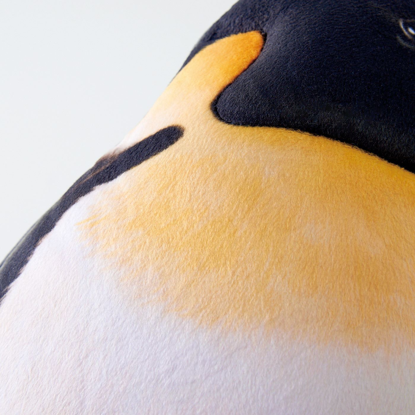 YOU+MORE!|YOU+MORE!　ヒナがひょっこりのぞく コウテイペンギン親子ブランケットクッション|ペンギンの毛並みもリアルに再現。