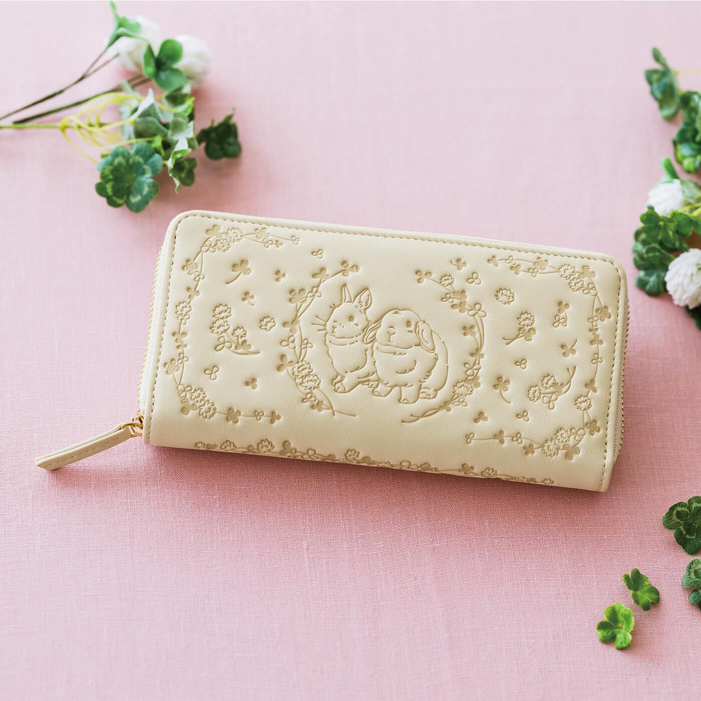 YOU＋MORE! クローバーのお花畑にたたずむ うさぎの型押し長財布｜YOU+ 